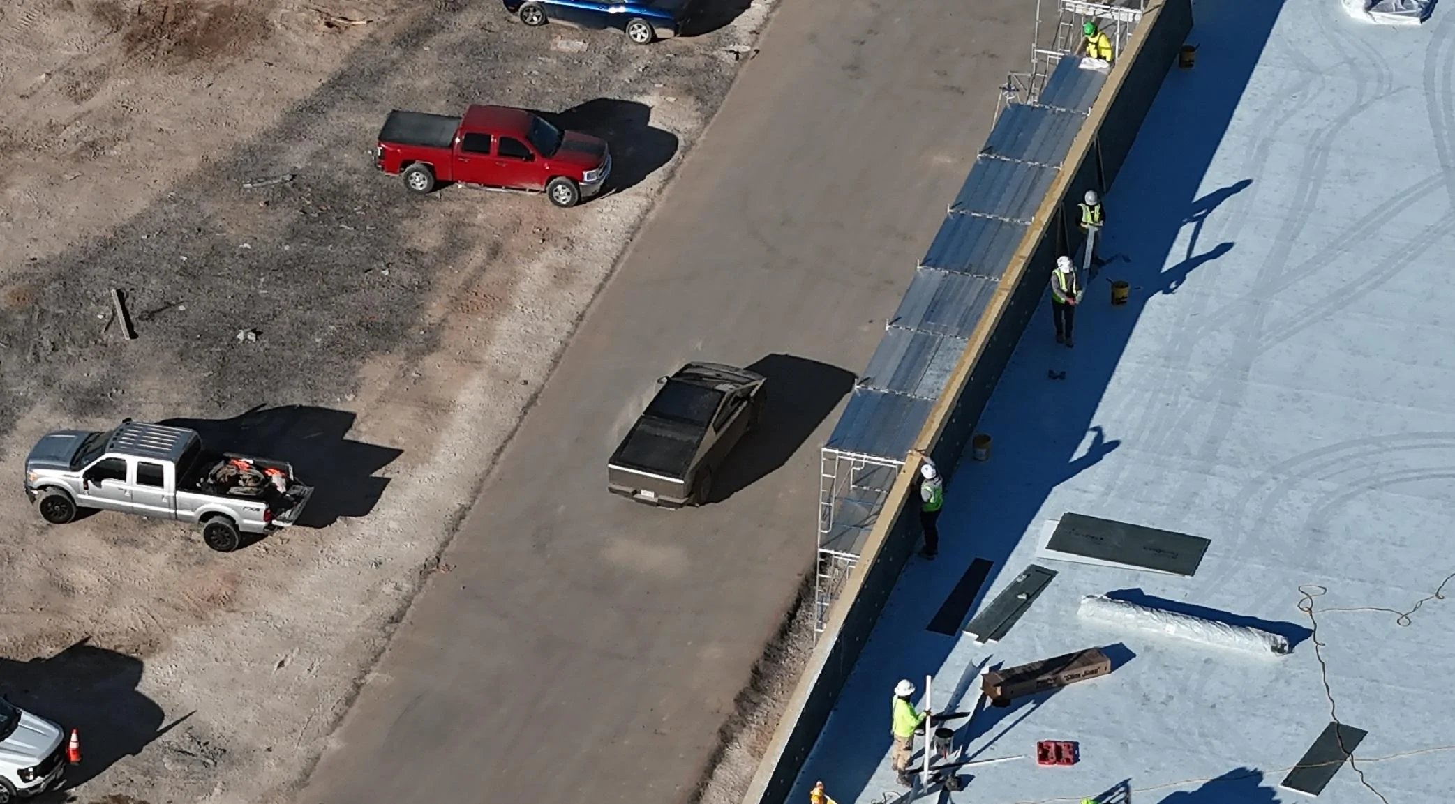 Tesla Cybertruck Cybertruck Work Truck duties on construction site? + Windshield wiper coverage area look F86XmbcW8AUnTL