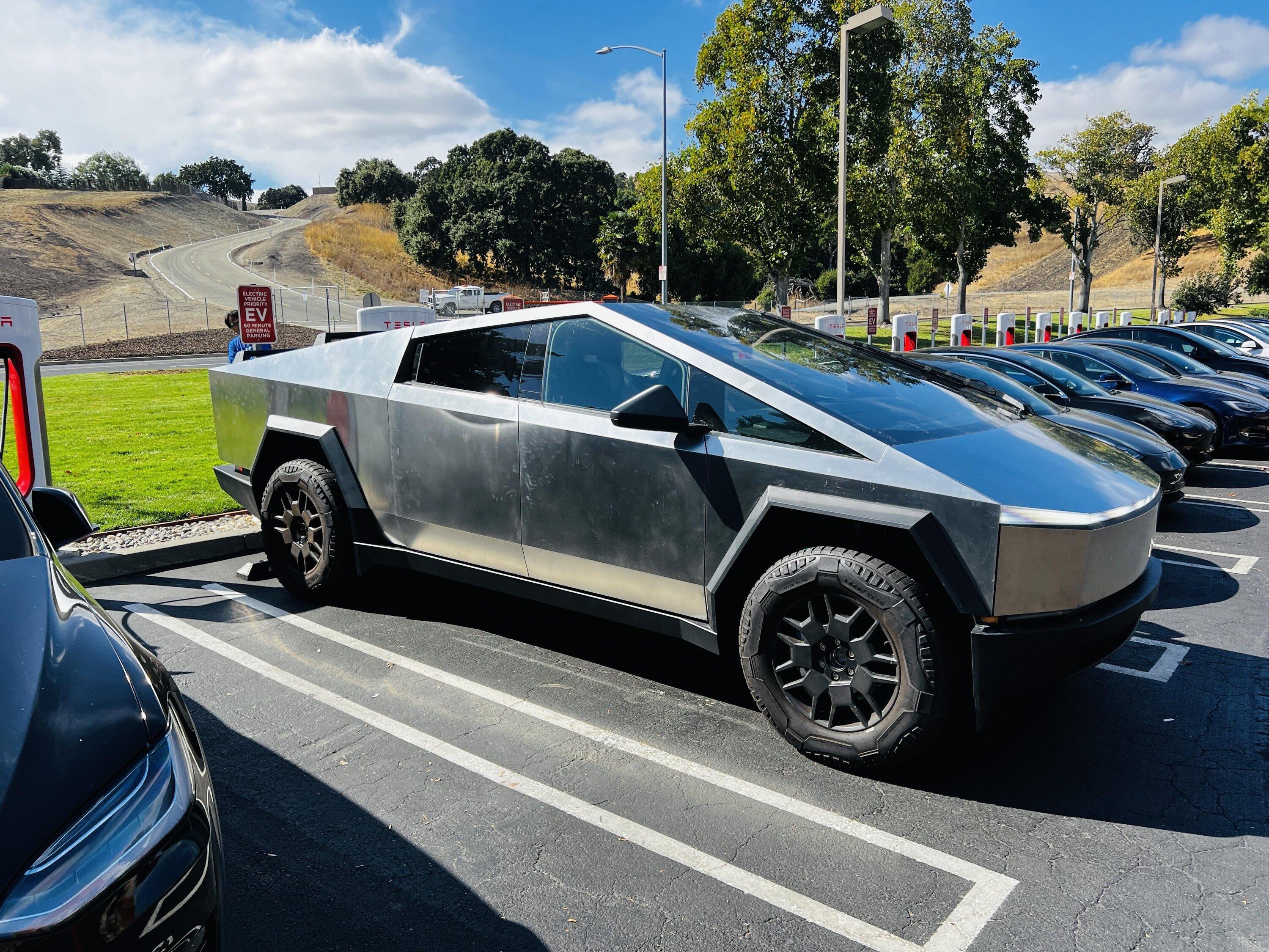 Tesla Cybertruck 🤳 Random Cybertruck sightings & spottings thread (pics + videos) f27sxplccmvb1