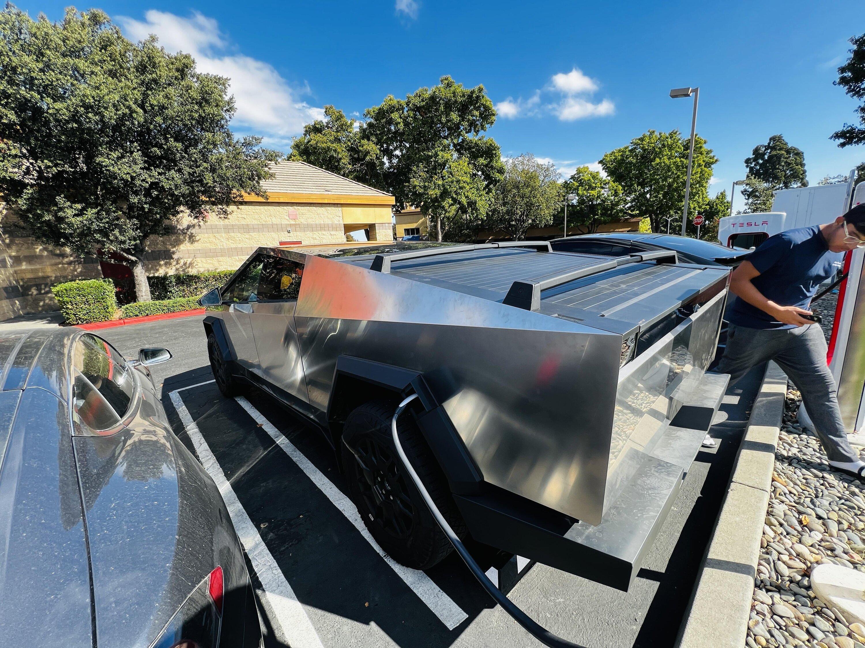 Tesla Cybertruck 🤳 Random Cybertruck sightings & spottings thread (pics + videos) 86uyxbmccmvb1 (1)
