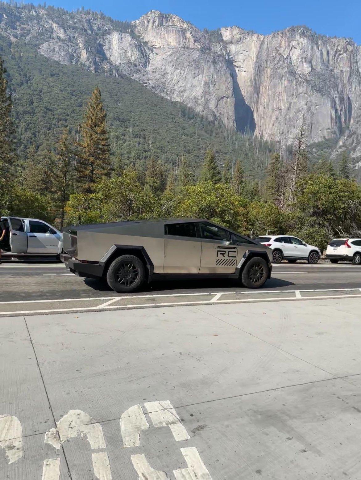 Tesla Cybertruck 🤳 Random Cybertruck sightings & spottings thread (pics + videos) F9BN3Q1b0AAgqyn