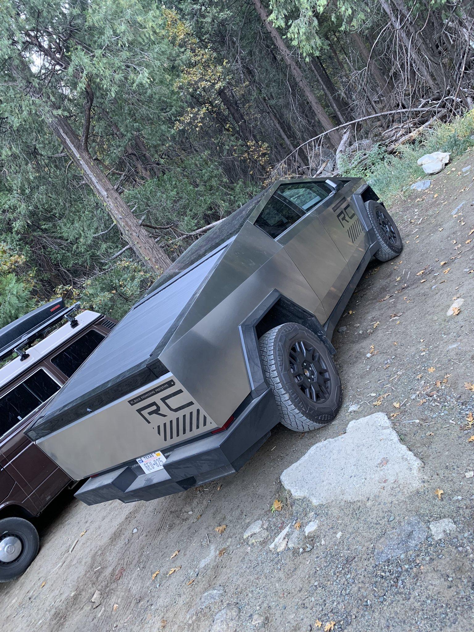 Tesla Cybertruck 🤳 Random Cybertruck sightings & spottings thread (pics + videos) F9BIRwBaUAEygrH