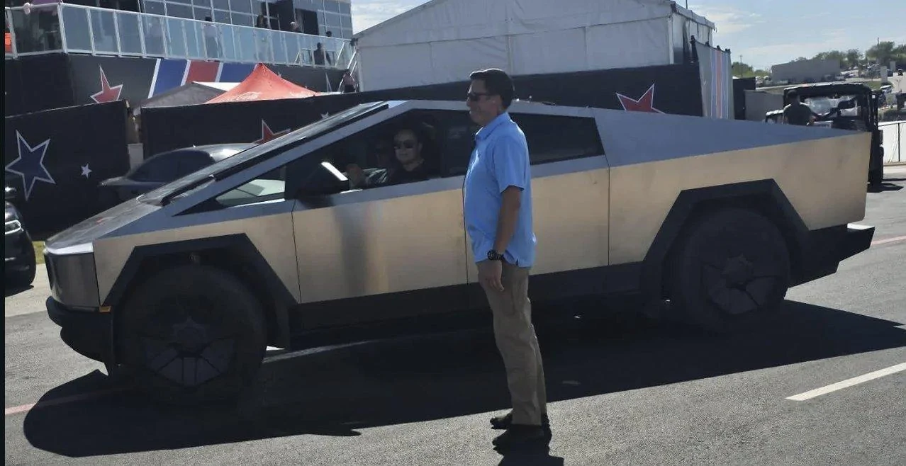 Tesla Cybertruck 🤳 Random Cybertruck sightings & spottings thread (pics + videos) F9Ei1ggXEAANNu