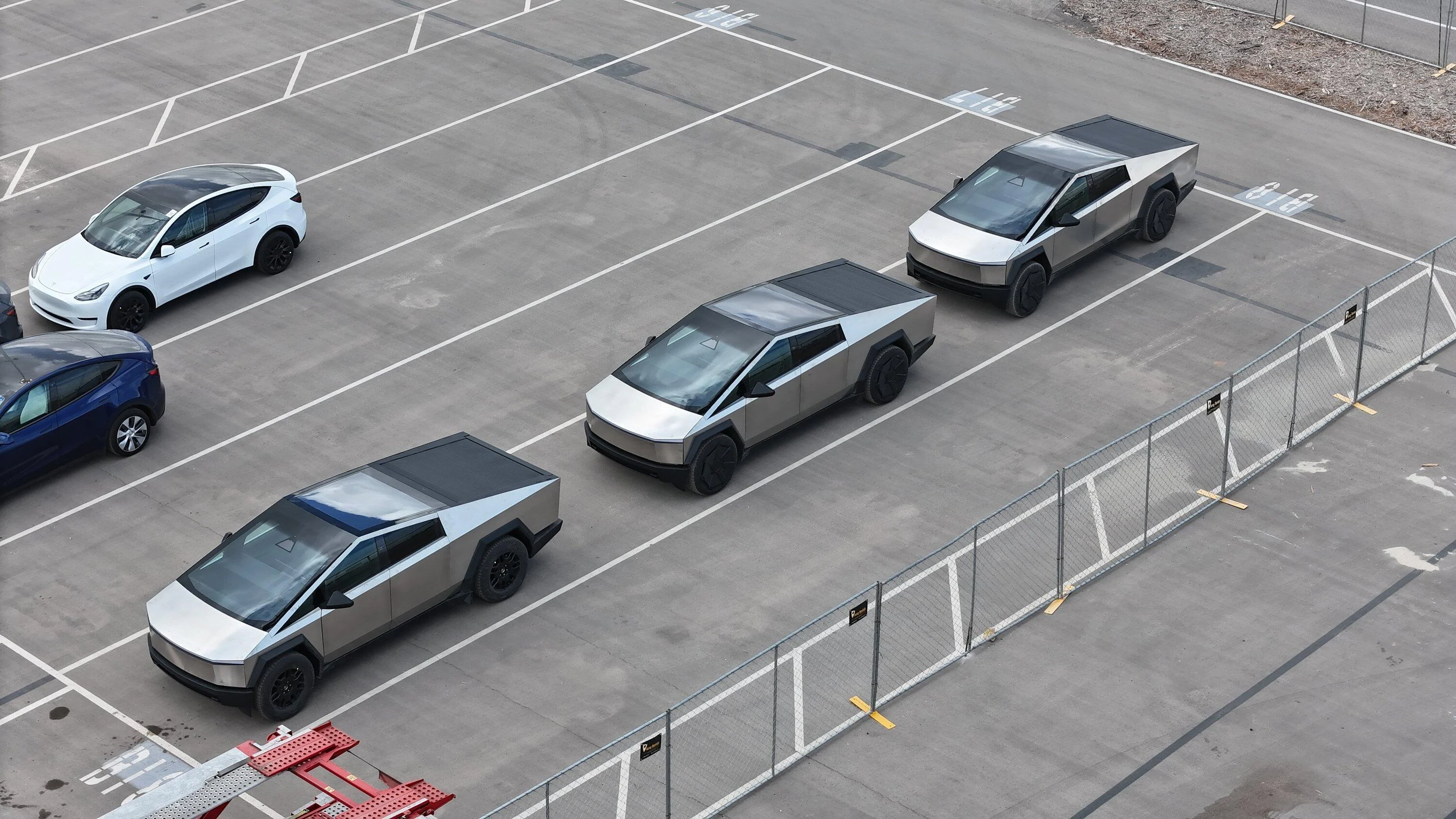 Tesla Cybertruck 📸 Daily photos: Cybertrucks in outbound lot at Giga Texas -- updated 1/8/24 F9Eqw3cXwAACXS4