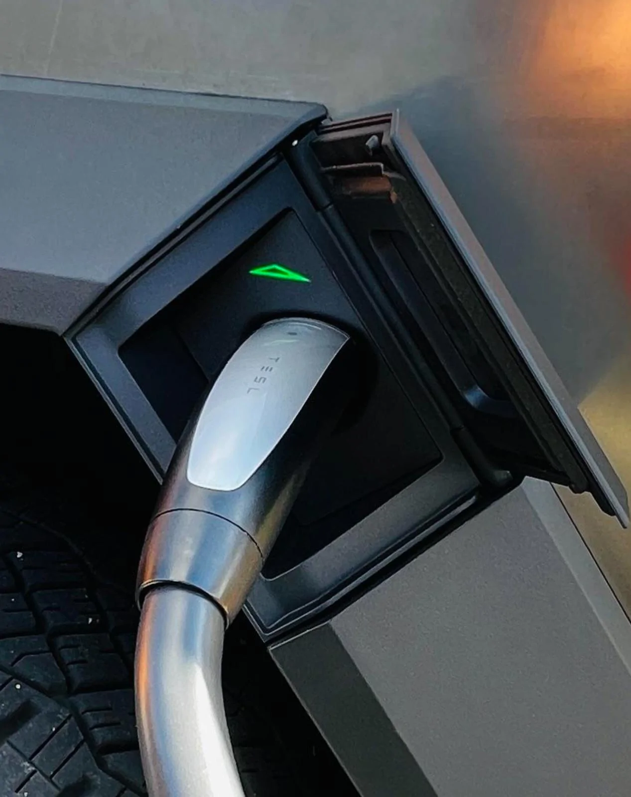 Tesla Cybertruck Suicide charging port a massive problem? IMG_5647
