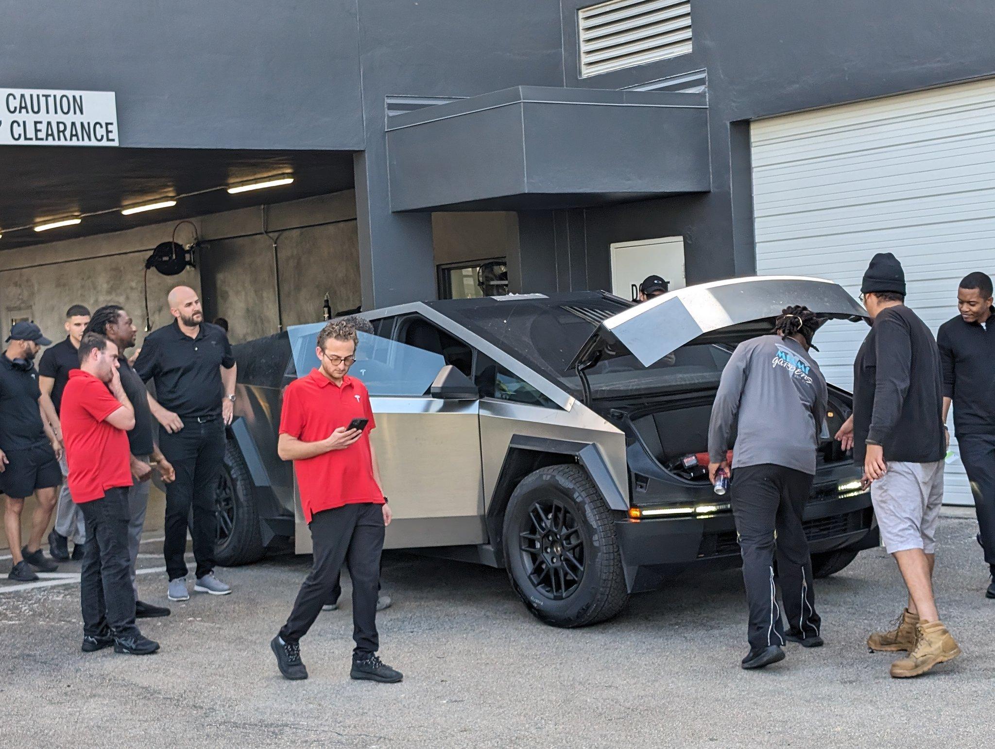 Tesla Cybertruck 🤳 Random Cybertruck sightings & spottings thread (pics + videos) F8_cASDWoAAHNVt
