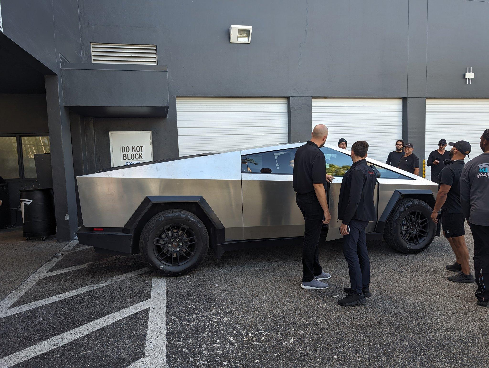 Tesla Cybertruck 🤳 Random Cybertruck sightings & spottings thread (pics + videos) F8_cA0JWEAAtF3E