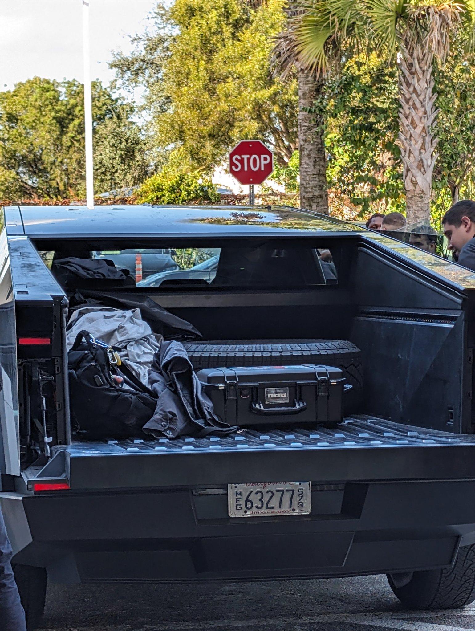 Tesla Cybertruck 🤳 Random Cybertruck sightings & spottings thread (pics + videos) F8_ejoPX0AAzjpI