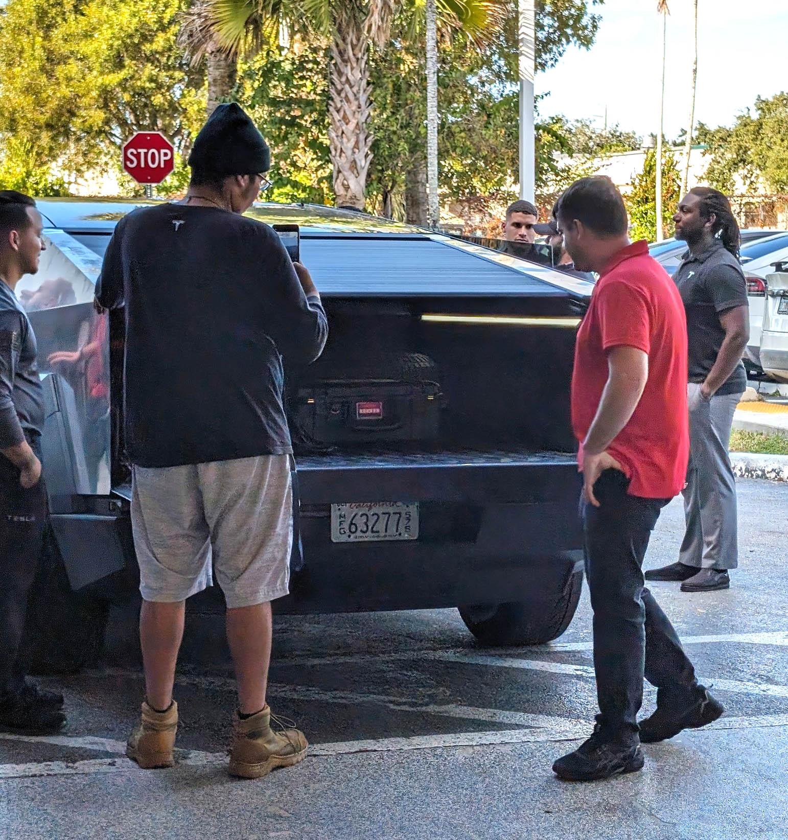Tesla Cybertruck 🤳 Random Cybertruck sightings & spottings thread (pics + videos) F8_cBbMXoAAlmX7