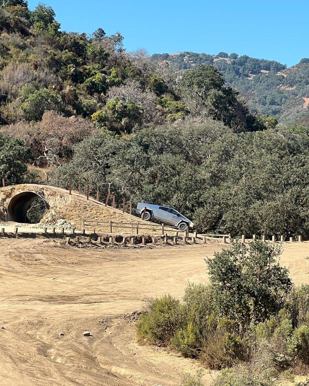 Tesla Cybertruck Actual Off-Road Testing: climbing & descending (@ Hollister Hill RSVA - 10/23/23) F9Ju8s2WAAA9RDJ