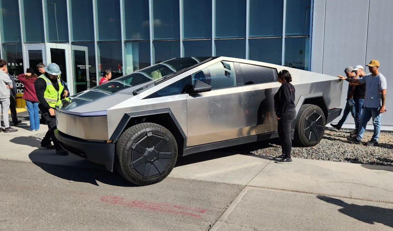 Tesla Cybertruck 🤳 Random Cybertruck sightings & spottings thread (pics + videos) F9OvI9sasAAHvWT