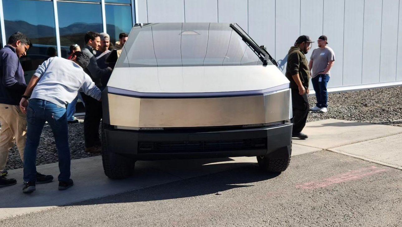 Tesla Cybertruck 🤳 Random Cybertruck sightings & spottings thread (pics + videos) F9OvI-LbcAEoTDd