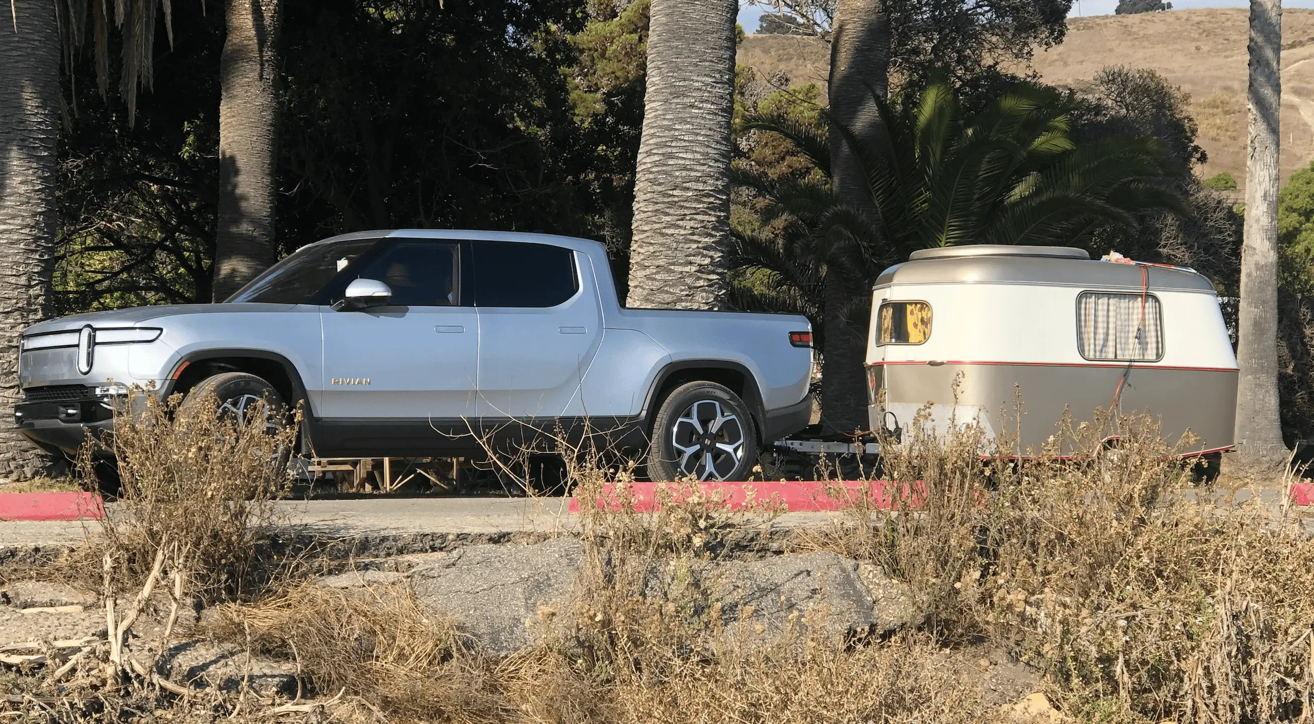Tesla Cybertruck Tesla Cybertruck towing range vs. gas & diesel trucks | dual motor Screenshot 2023-10-25 at 7.32.33 AM