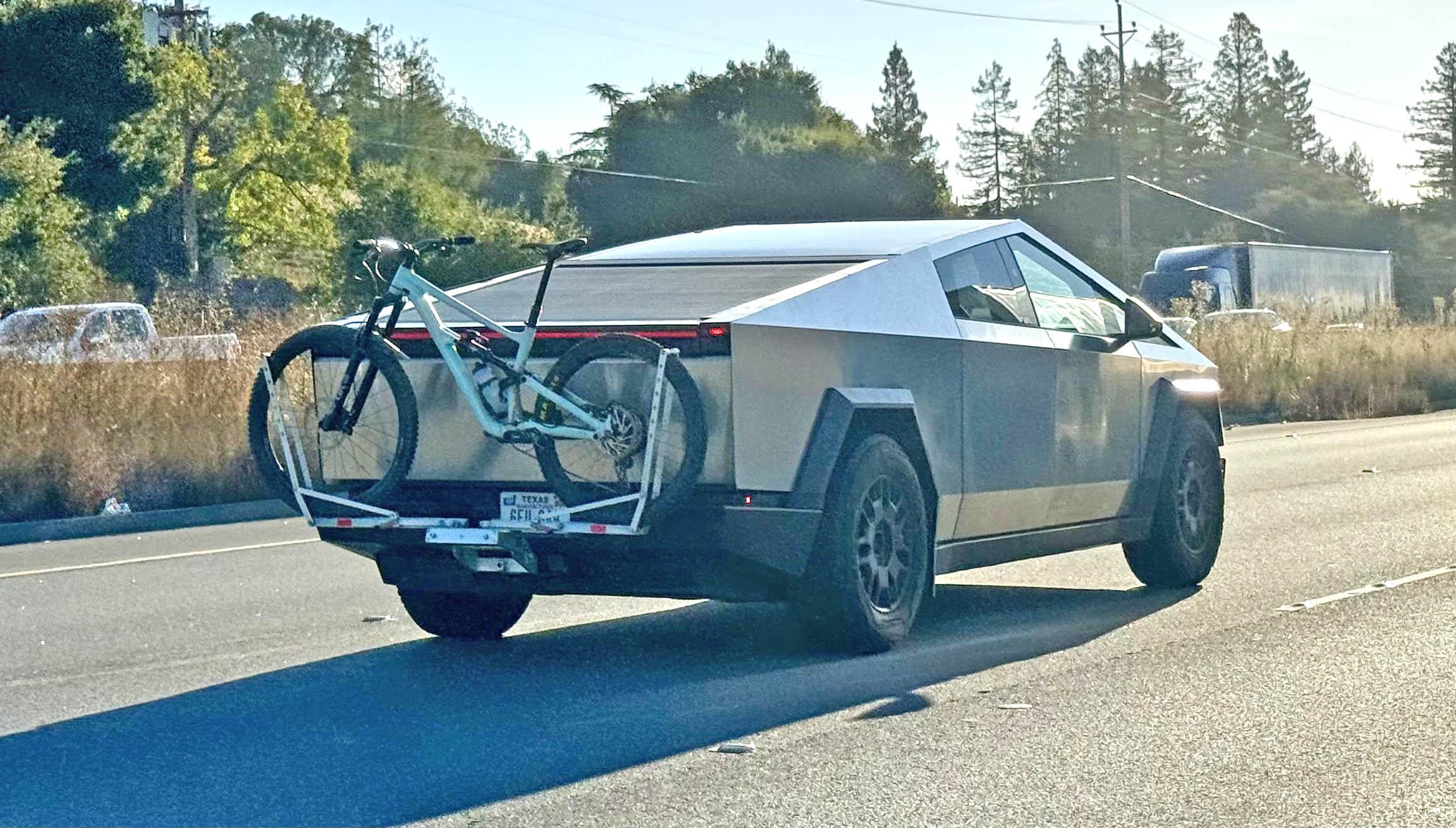 Tesla Cybertruck Hitch mounted bicycle / bike rack installed on Cybertruck 🚲 Spotted: Hitch mounted bicycle : bike rack installed on Cybertruck3