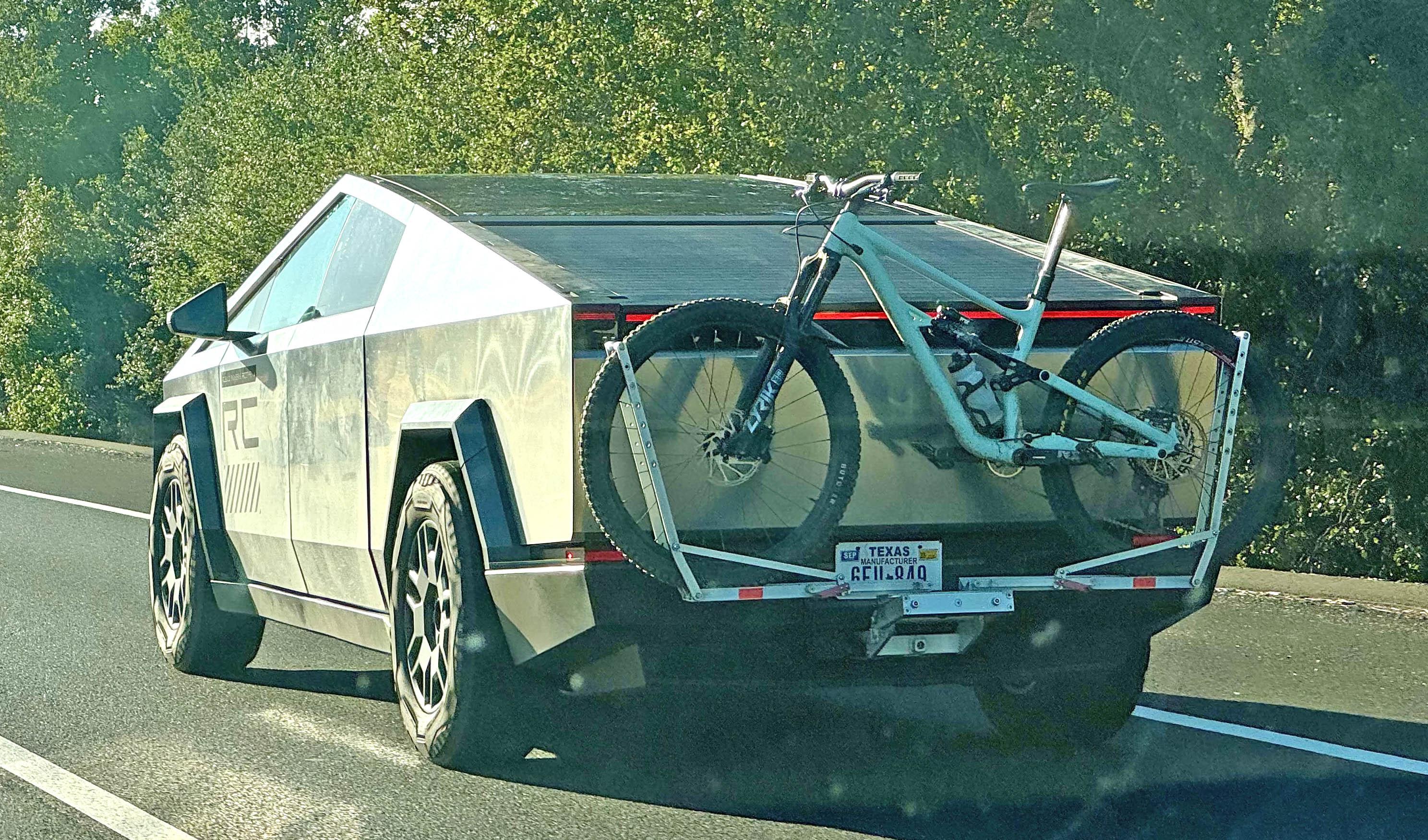 Tesla Cybertruck Hitch mounted bicycle / bike rack installed on Cybertruck 🚲 Spotted: Hitch mounted bicycle : bike rack installed on Cybertruck4