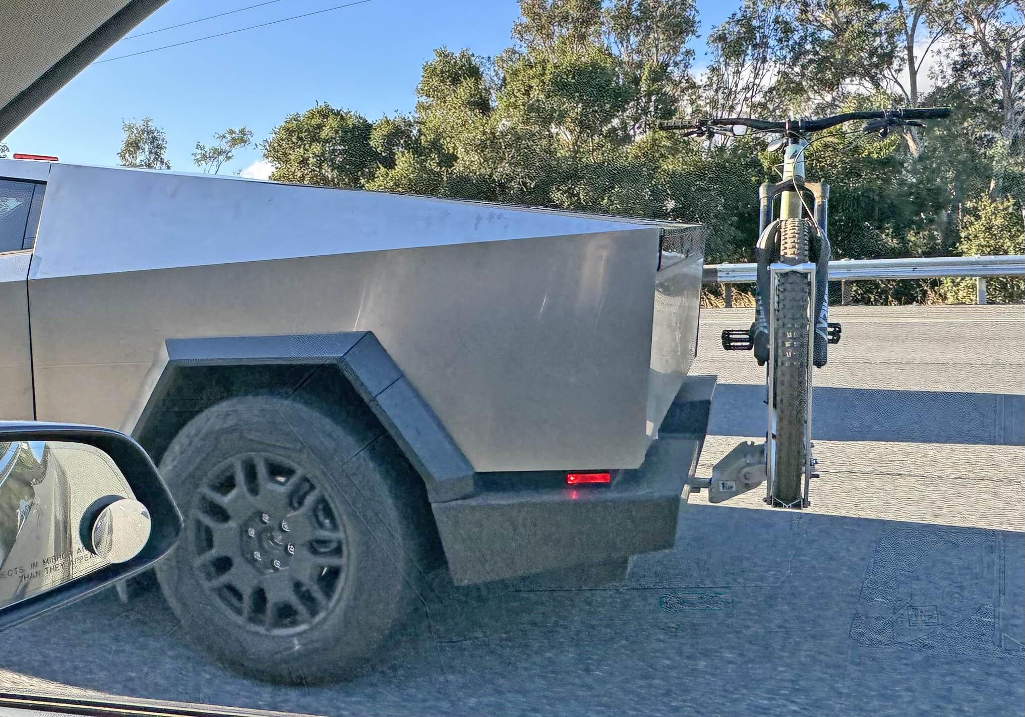 Tesla Cybertruck Hitch mounted bicycle / bike rack installed on Cybertruck 🚲 Spotted: Hitch mounted bicycle : bike rack installed on Cybertruck1