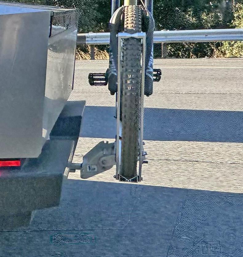 Tesla Cybertruck Hitch mounted bicycle / bike rack installed on Cybertruck 🚲 Spotted: Hitch mounted bicycle : bike rack installed on Cybertruck2