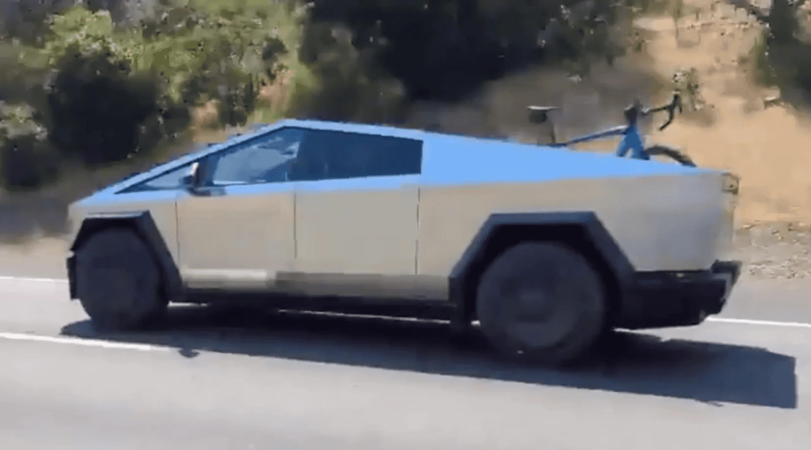 Tesla Cybertruck Hitch mounted bicycle / bike rack installed on Cybertruck 🚲 bik