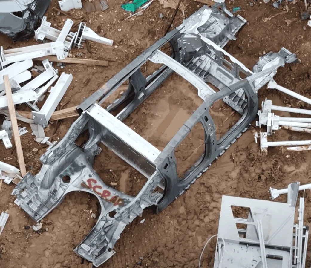 Tesla Cybertruck Cybertruck frame in scrap yard shows no midgate and other details 395896772_347187371312586_7706144760811846645_n