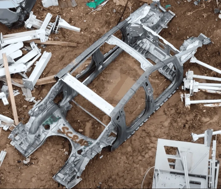 Tesla Cybertruck Cybertruck frame in scrap yard shows no midgate and other details 1698346283725