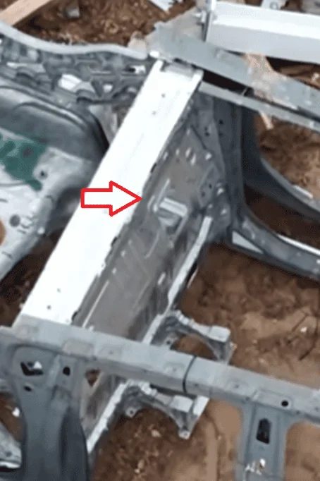Tesla Cybertruck Cybertruck frame in scrap yard shows no midgate and other details 1698360318709