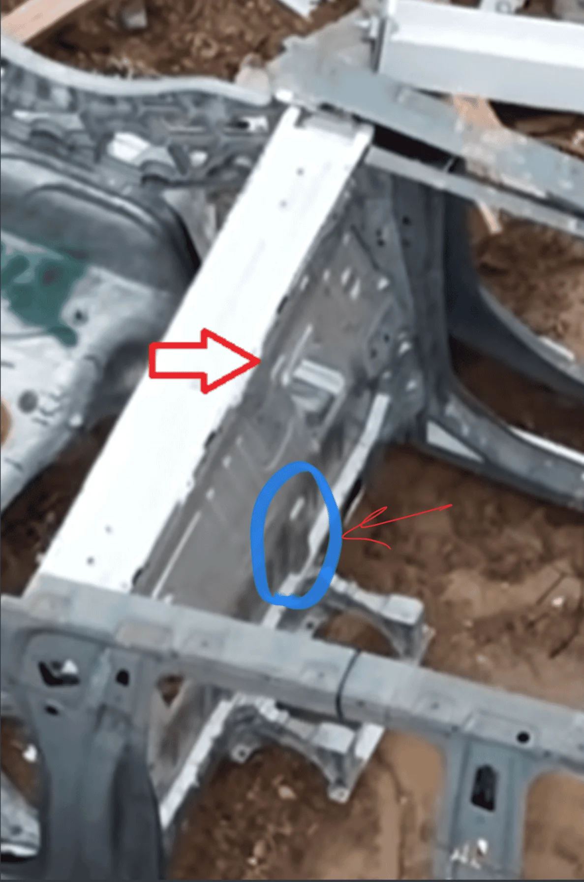 Tesla Cybertruck Cybertruck frame in scrap yard shows no midgate and other details 1698364886603