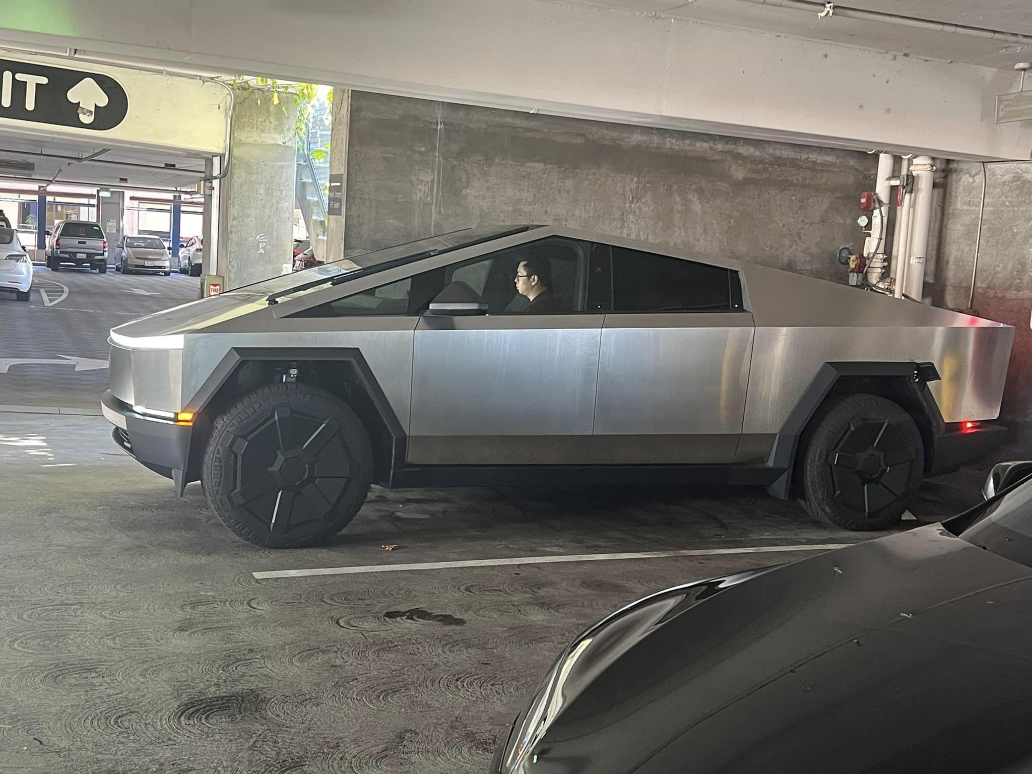Tesla Cybertruck 🤳 Random Cybertruck sightings & spottings thread (pics + videos) 395508736_10160587295569279_4120274746358037400_n