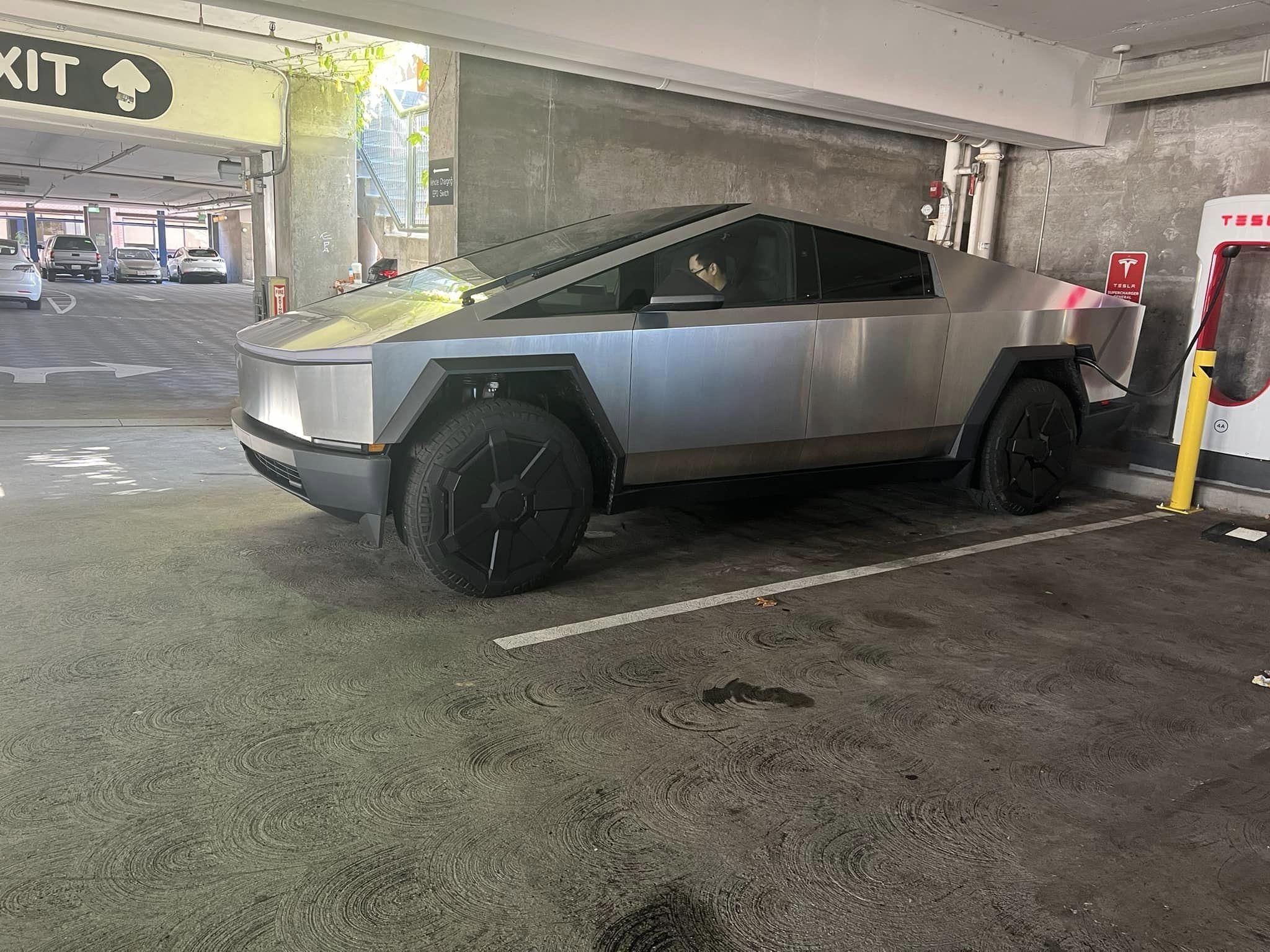 Tesla Cybertruck 🤳 Random Cybertruck sightings & spottings thread (pics + videos) 396719825_10160587295239279_6045727609722917256_n
