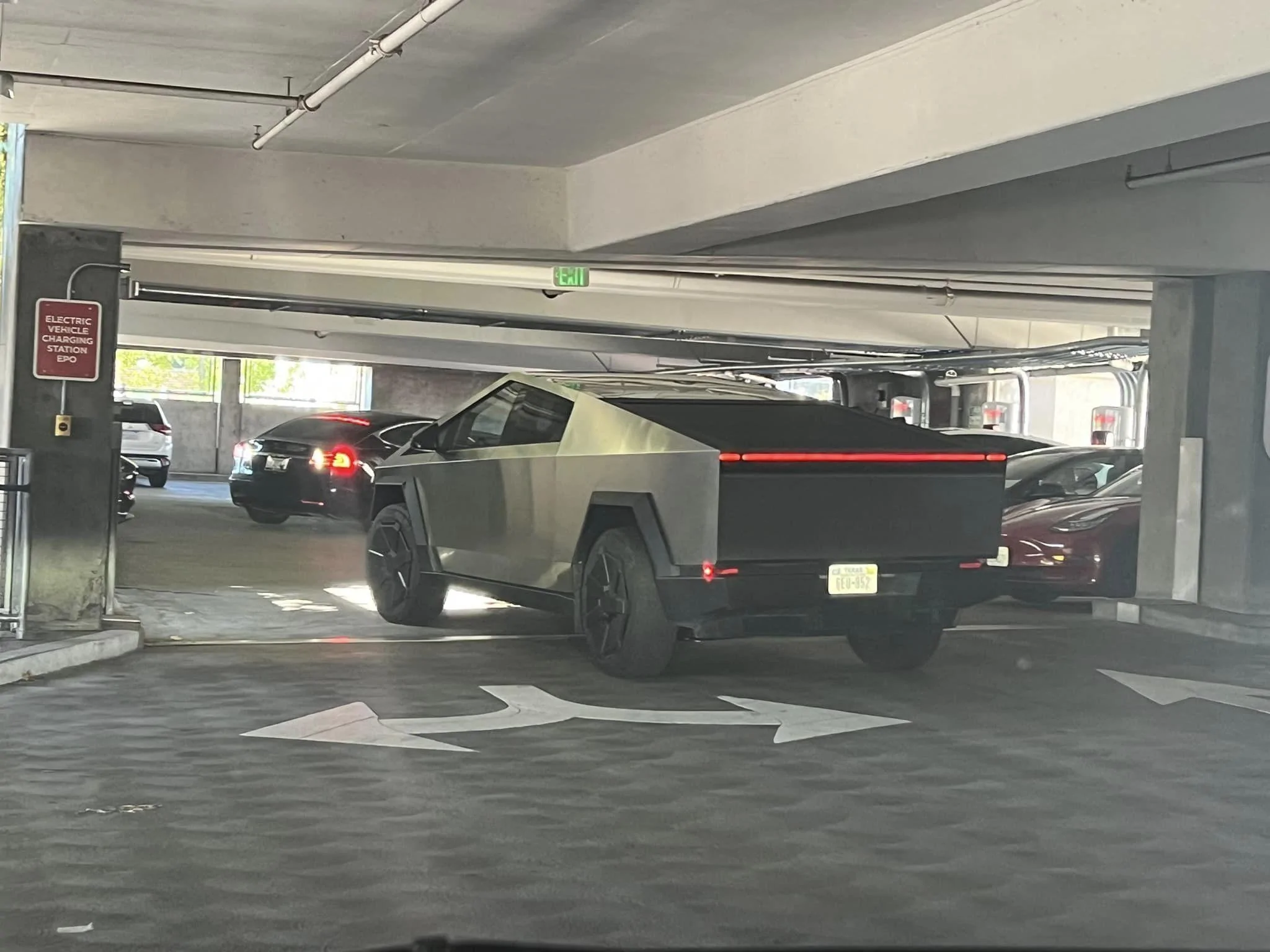 Tesla Cybertruck 🤳 Random Cybertruck sightings & spottings thread (pics + videos) 396716420_10160587295584279_8938086357096949562_n