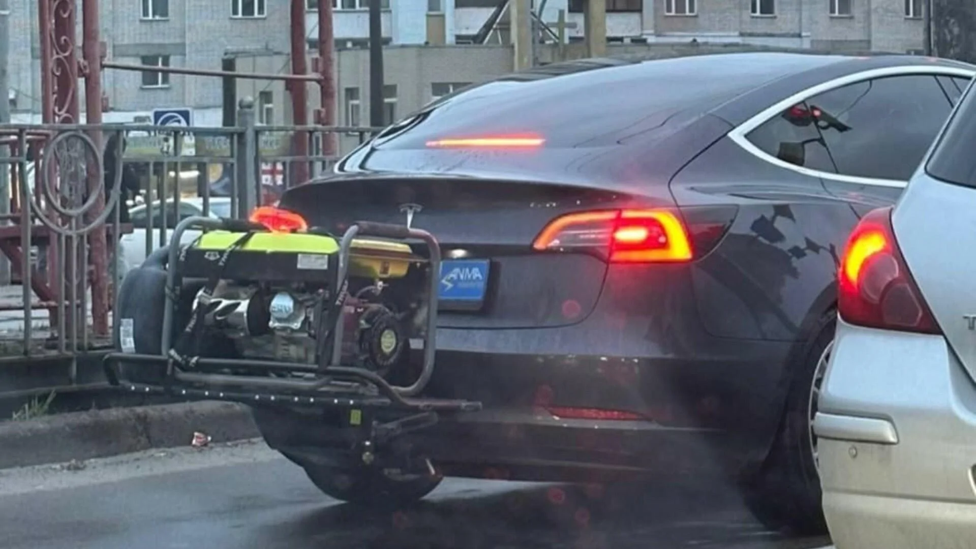 Tesla Cybertruck Powered Frunk In Action! Great shots!! v2akjnr98p8a1
