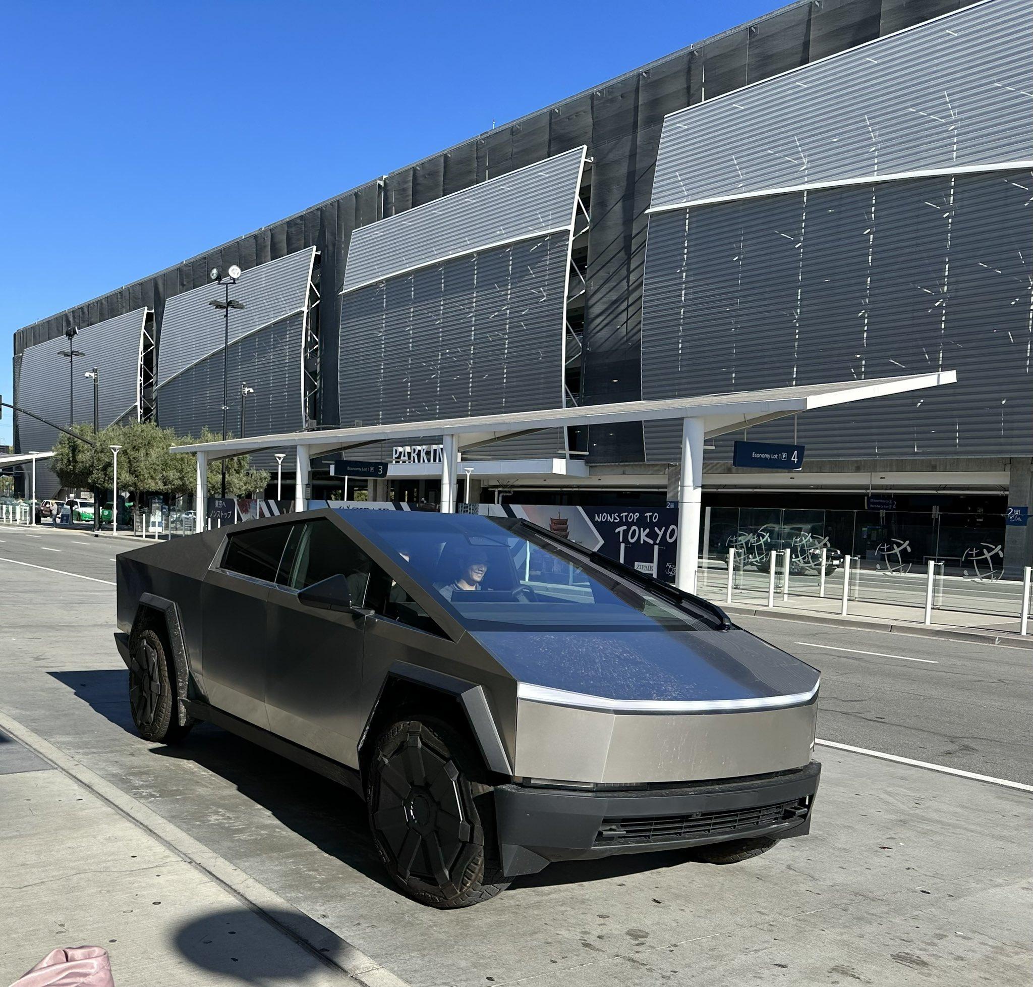 Tesla Cybertruck 🤳 Random Cybertruck sightings & spottings thread (pics + videos) F9oIq1oawAA_qbM