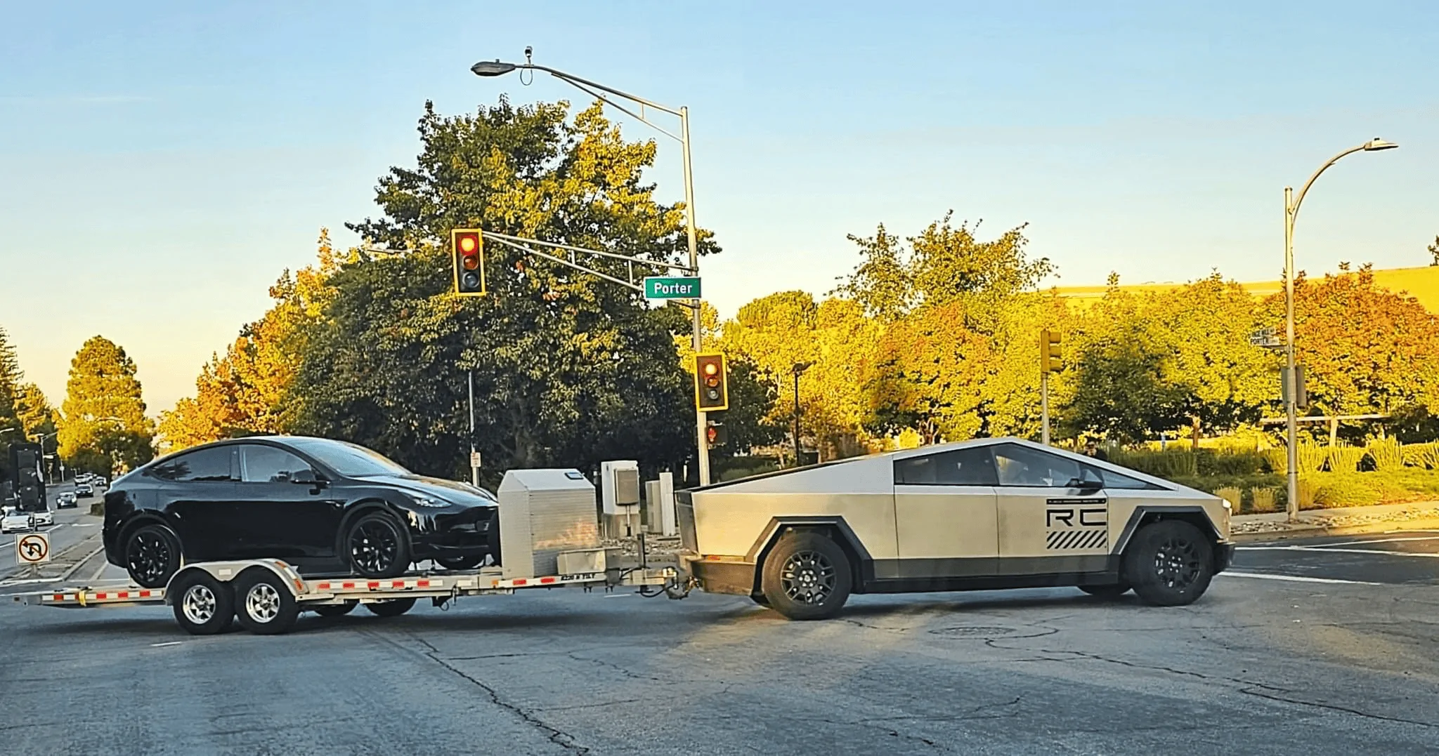 Tesla Cybertruck Cybertruck seen towing a Model Y! 📍 Fremont 1698721163015