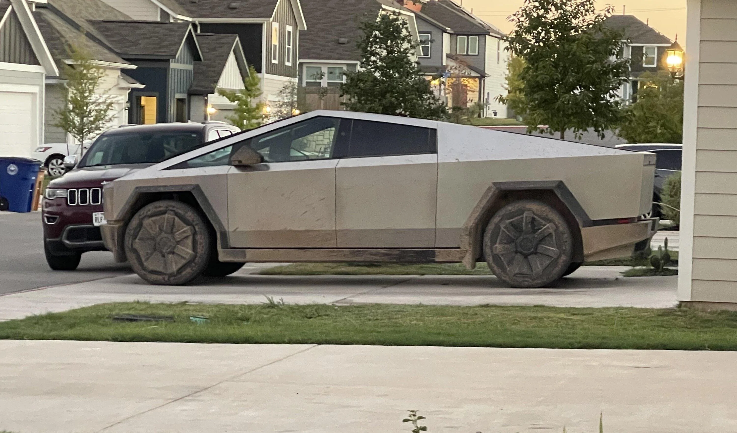 Tesla Cybertruck 🤳 Random Cybertruck sightings & spottings thread (pics + videos) bfvm8eab4ixb1