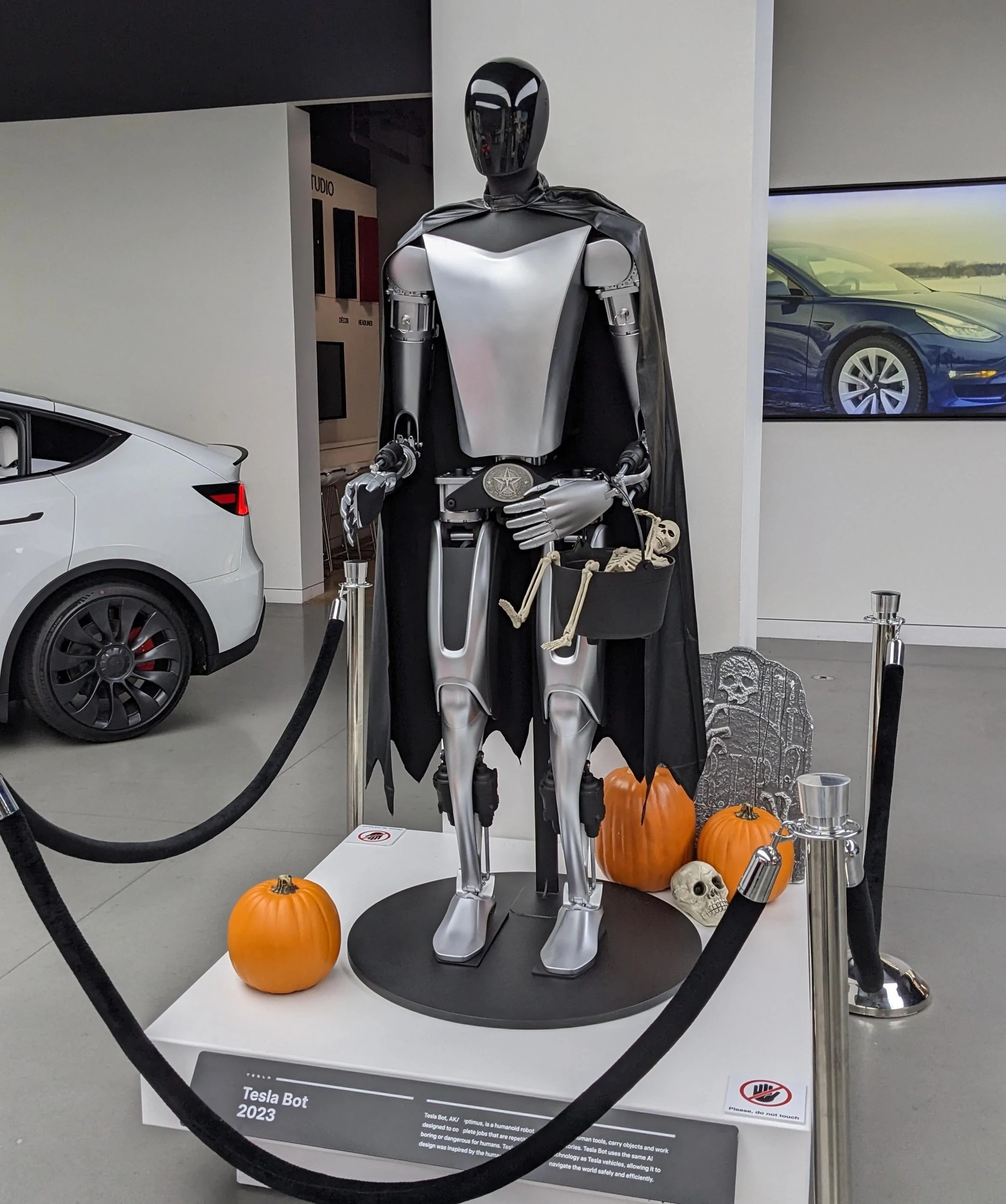 Tesla Cybertruck Optimus is going trick-or-treating 🤖🎃 PXL_20231031_223220301~2