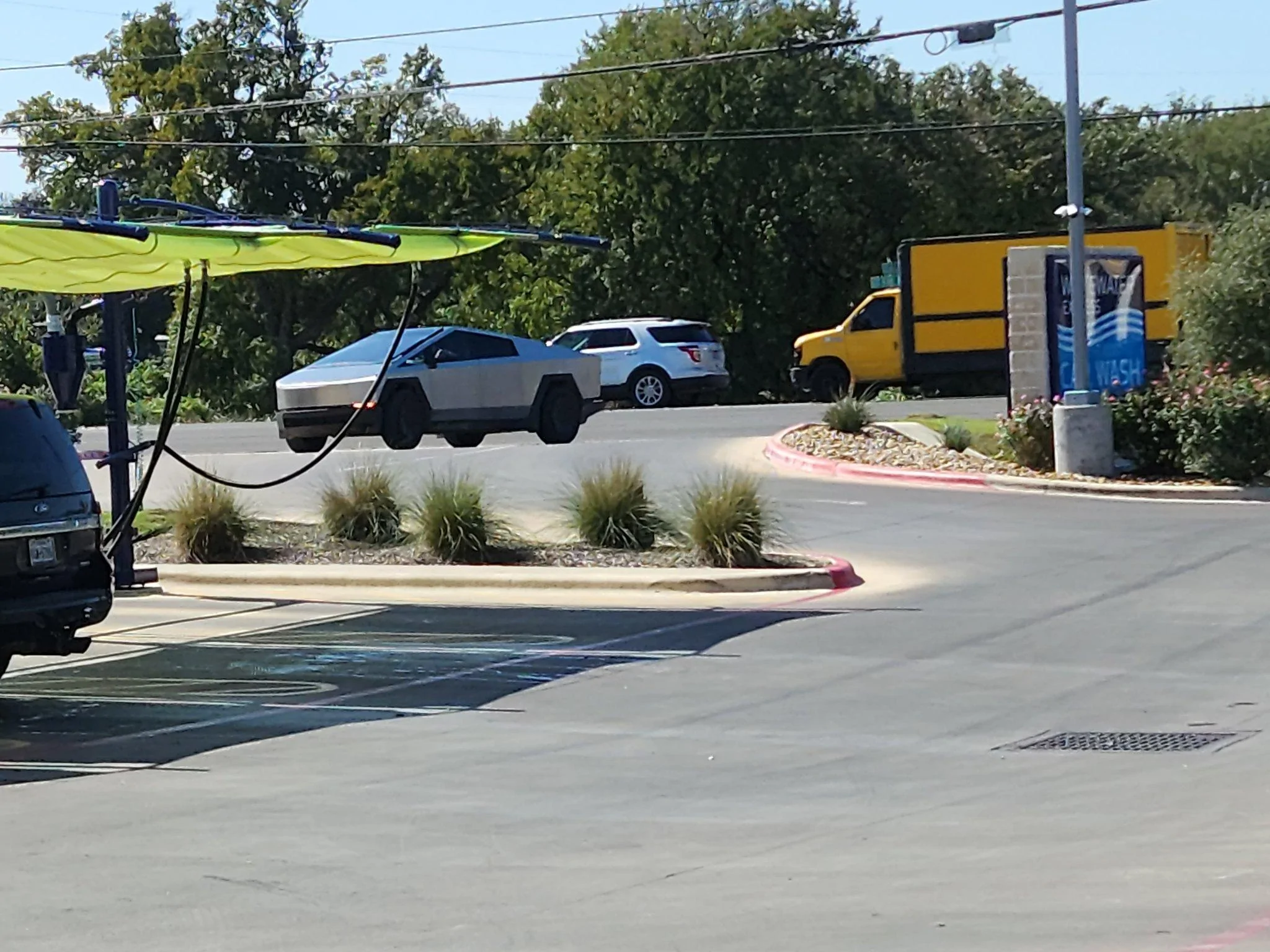 Tesla Cybertruck Cybertruck Carwash Testing 💦 🛀 F98taY2XYAEIlNr