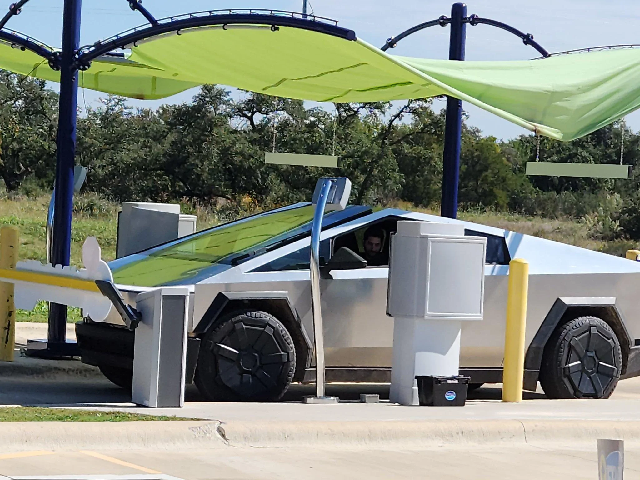 Tesla Cybertruck Cybertruck Carwash Testing 💦 🛀 F98tZmPXcAAvhmj