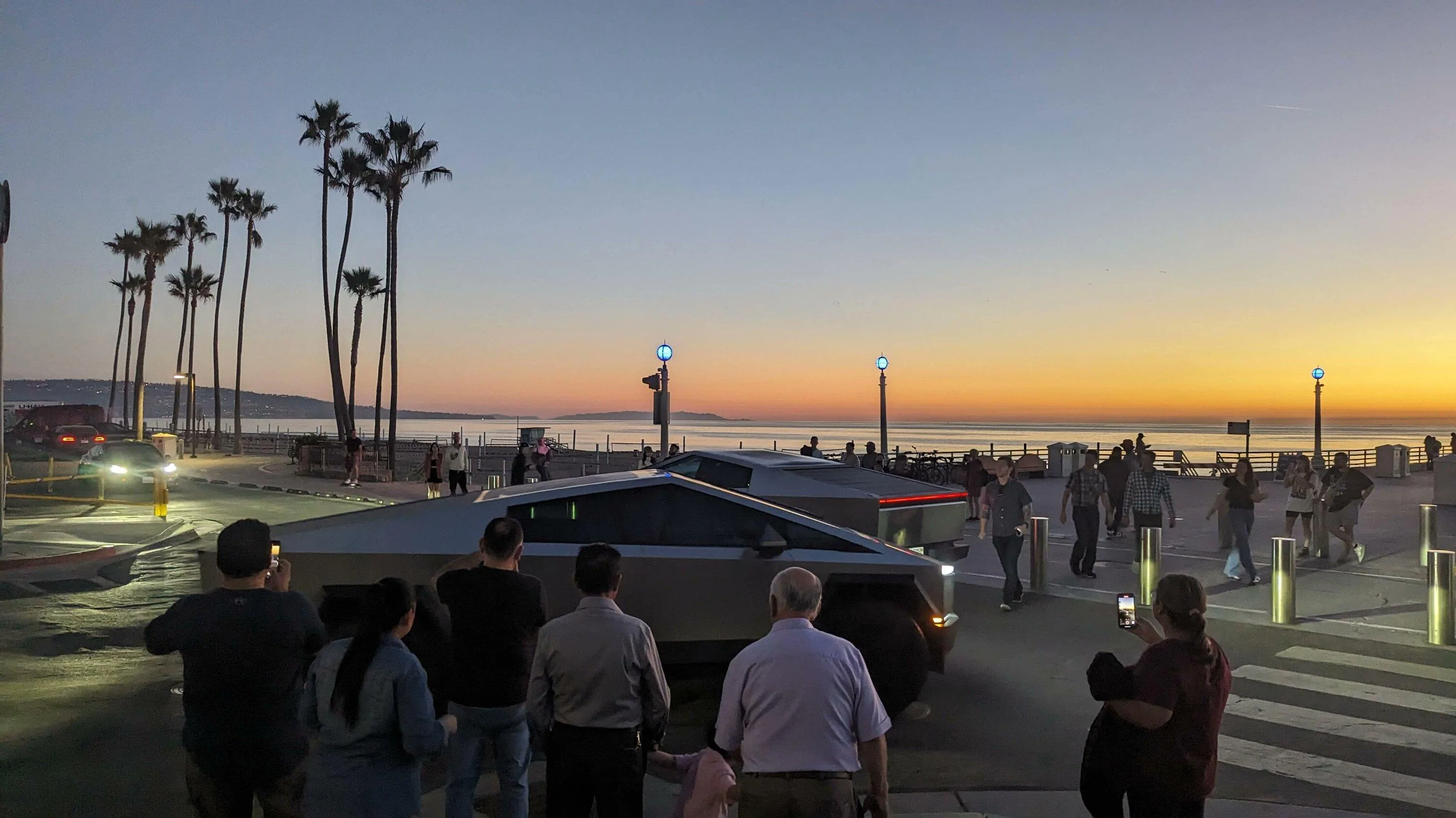 Tesla Cybertruck 📸 Cybertruck looking awesome at Manhattan Beach Pier sighting F9-uGWxWsAAzfyJ