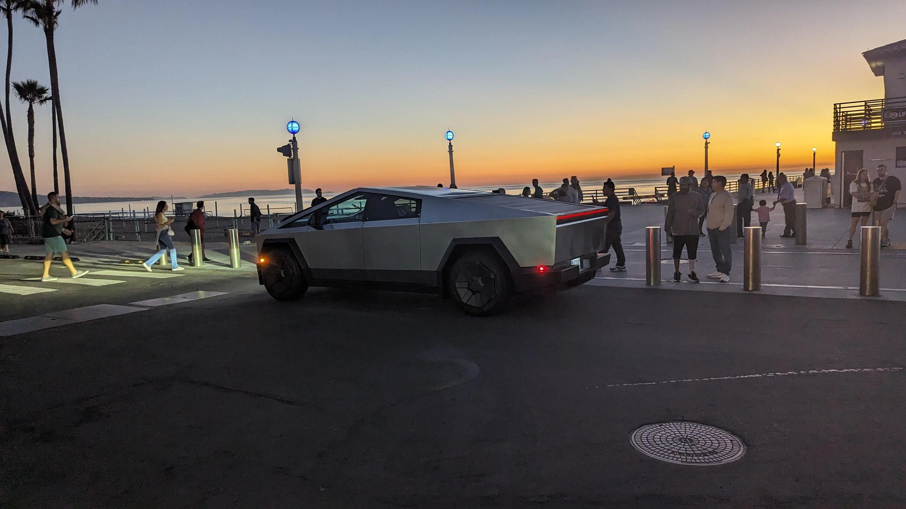 Tesla Cybertruck 📸 Cybertruck looking awesome at Manhattan Beach Pier sighting 626obfxuf1yb1