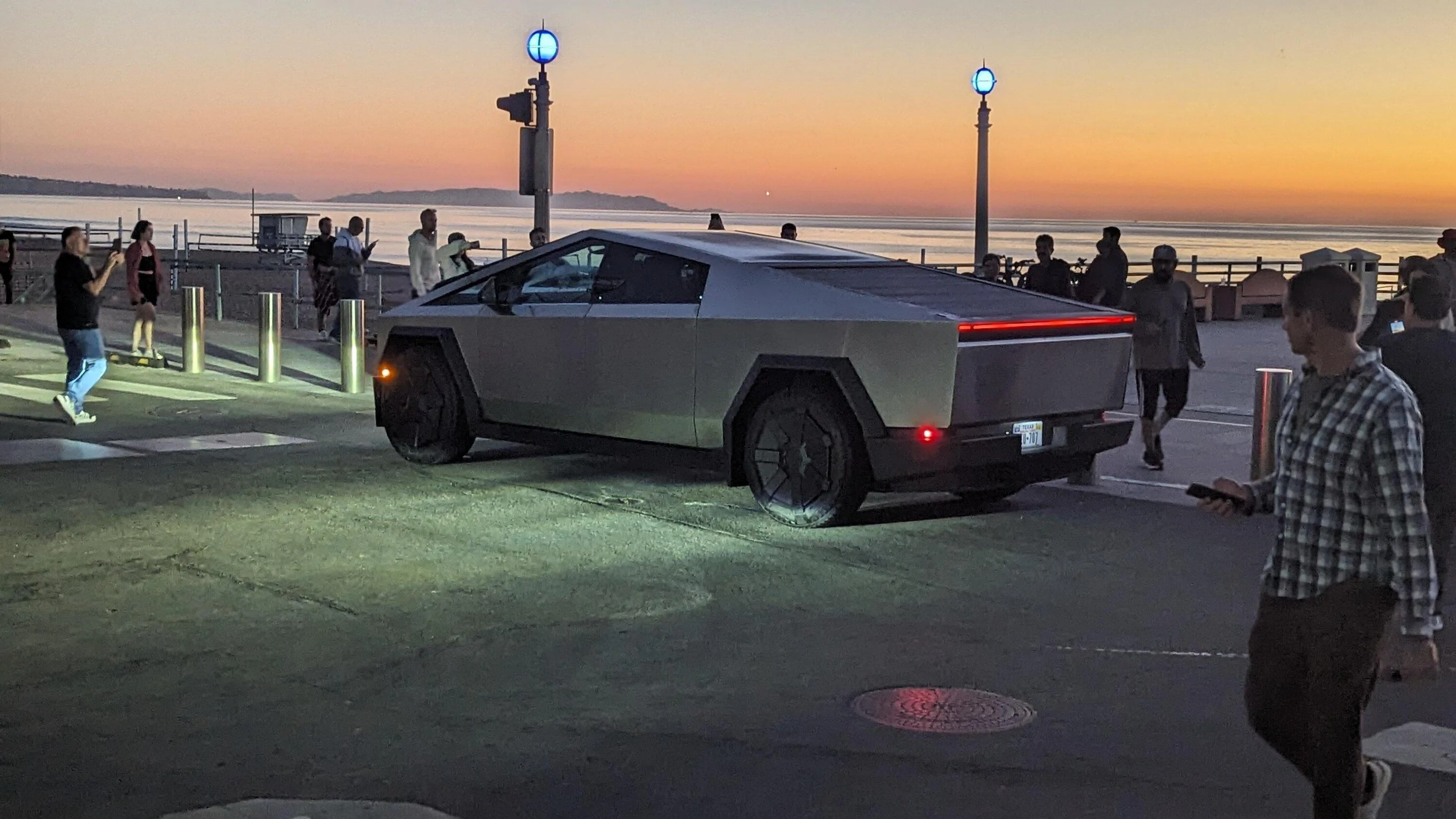 Tesla Cybertruck 📸 Cybertruck looking awesome at Manhattan Beach Pier sighting xgxlpk1vf1yb1