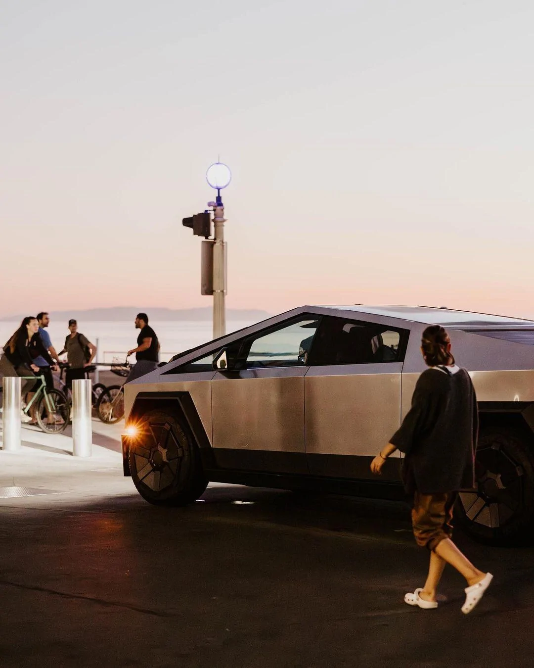 Tesla Cybertruck 📸 Cybertruck looking awesome at Manhattan Beach Pier sighting Snapinsta.app_398028875_184823661345761_598107365956477000_n_1080