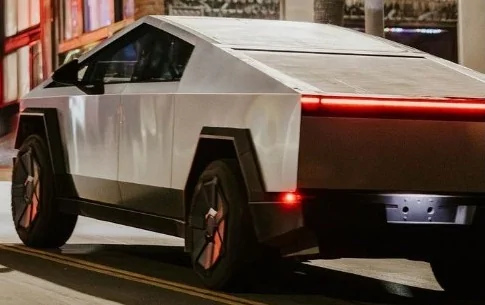 Tesla Cybertruck Cybertruck w/ Bike Tailgate Pad Carries 4 Bicycles in Bed (5th Possible?) 🚲 P5pGmDL