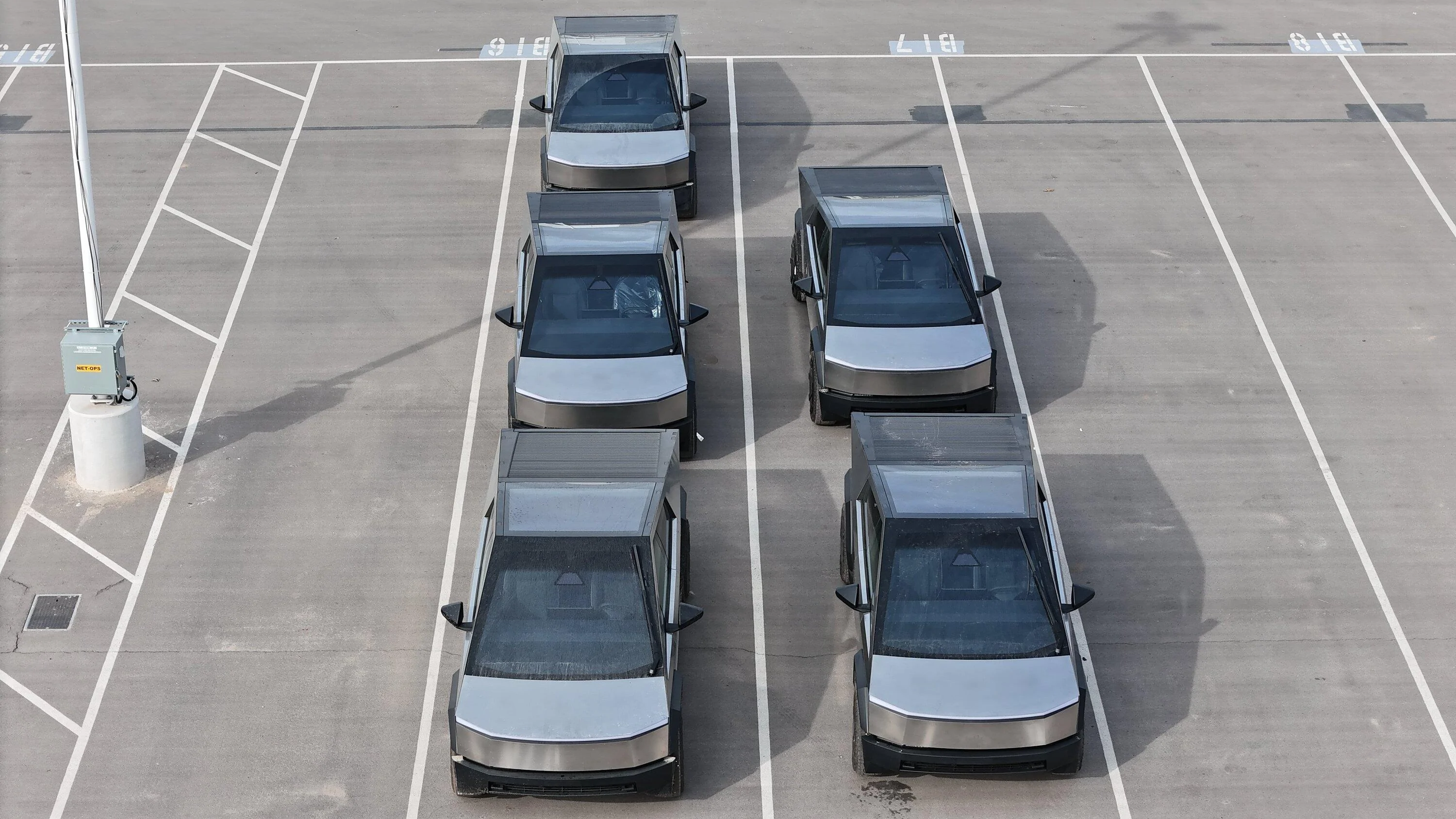Tesla Cybertruck 📸 Daily photos: Cybertrucks in outbound lot at Giga Texas -- updated 1/8/24 F-Q0le7XwAAVI_7