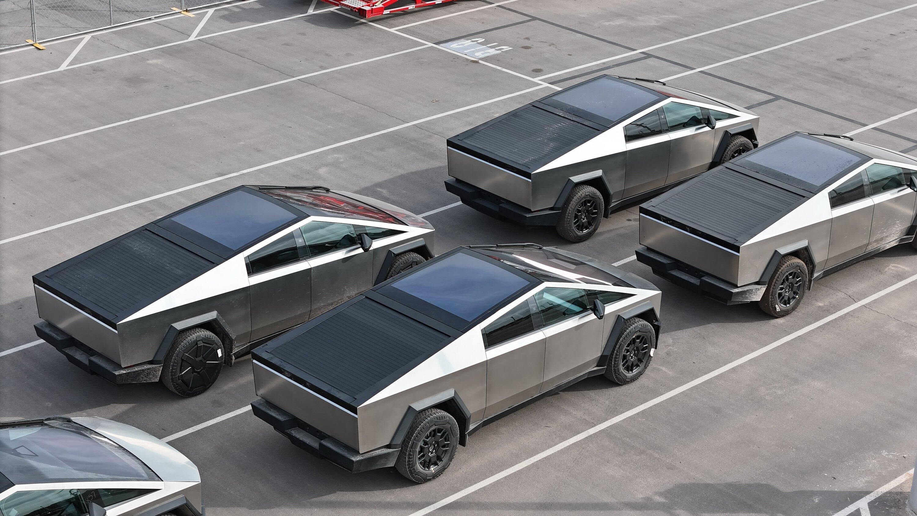 Tesla Cybertruck 📸 Daily photos: Cybertrucks in outbound lot at Giga Texas -- updated 1/8/24 F-Q0ldtWgAAKFLu
