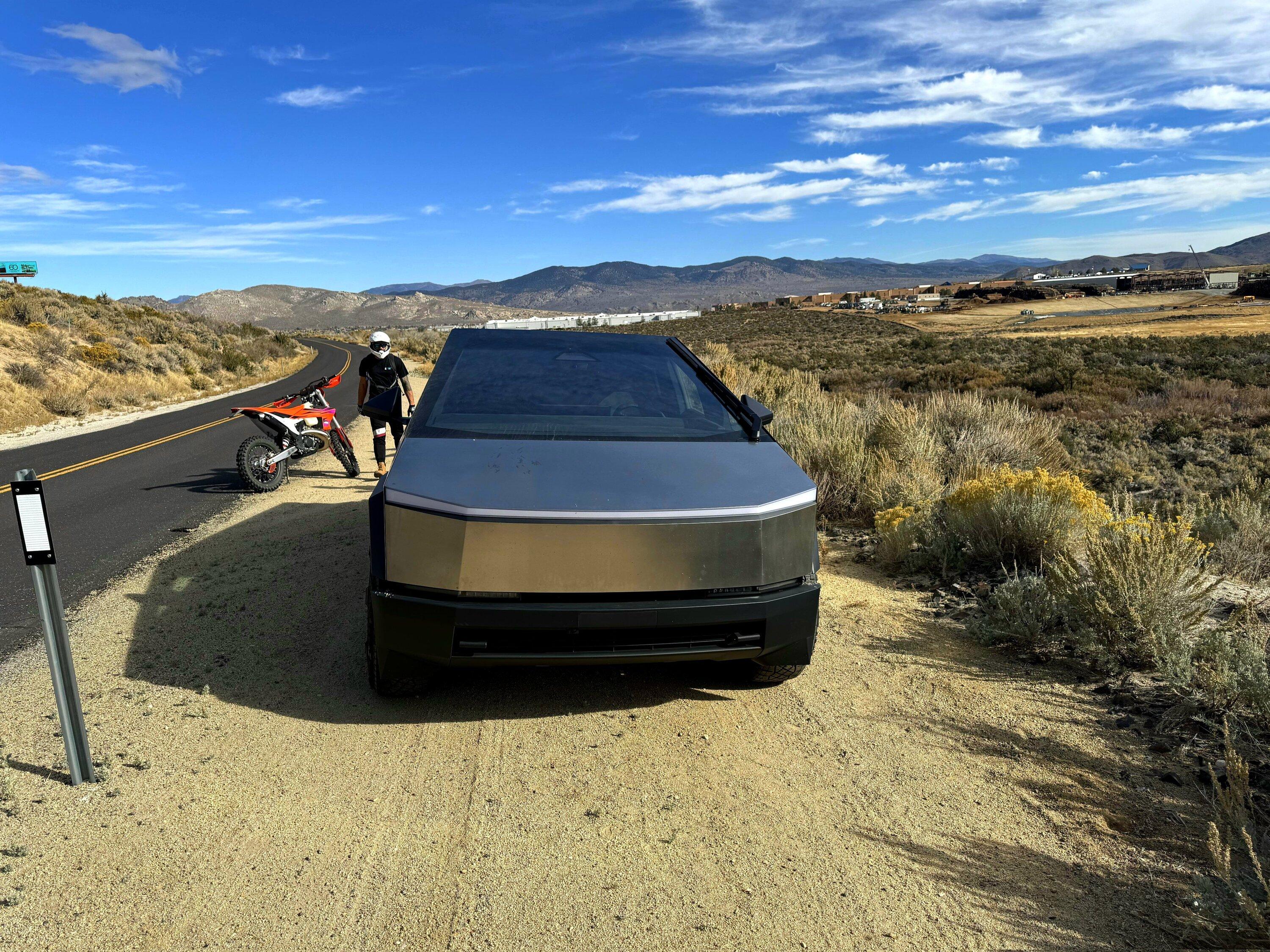 Tesla Cybertruck 🤳 Random Cybertruck sightings & spottings thread (pics + videos) F-S9lsVXkAA6lmM