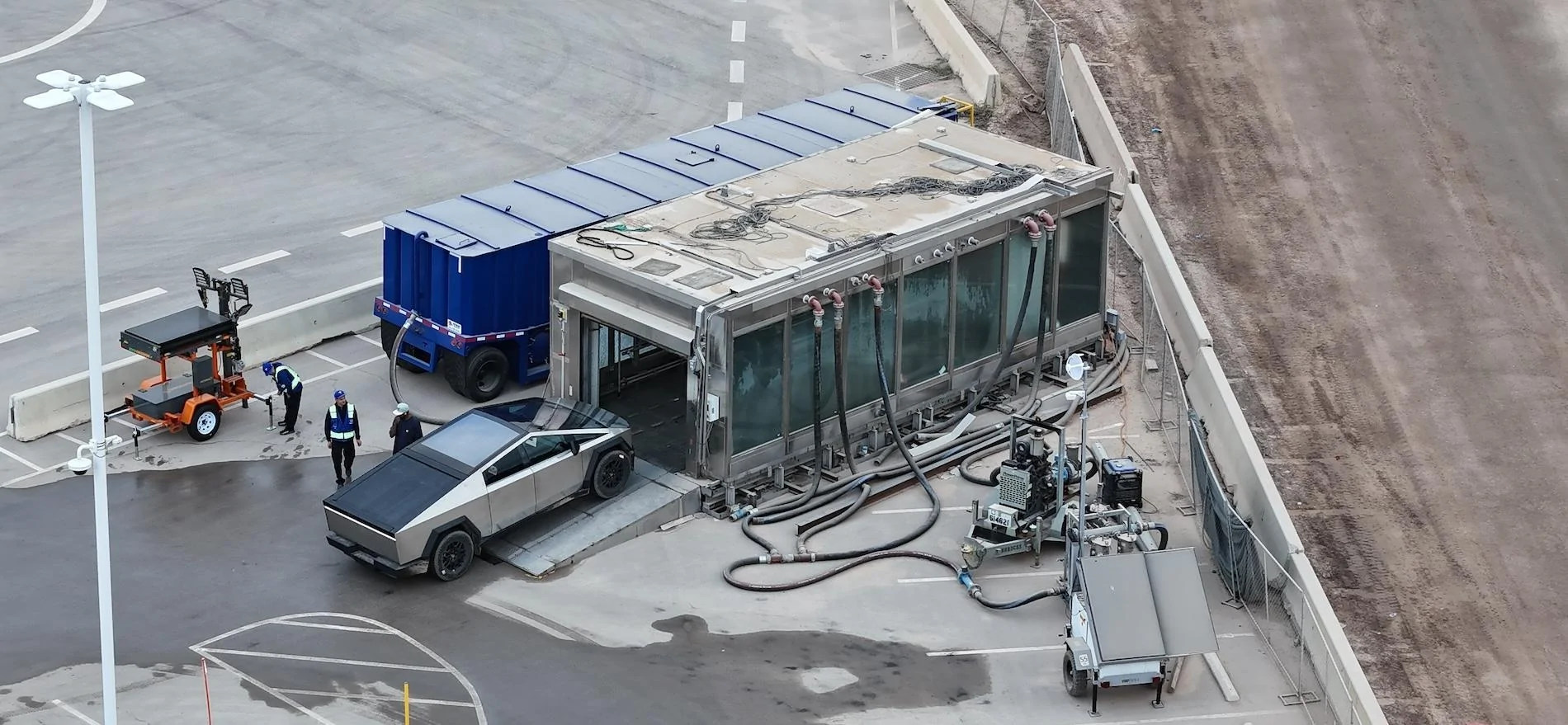 Tesla Cybertruck 🤳 Random Cybertruck sightings & spottings thread (pics + videos) F-bOgLoXoAA6bHG