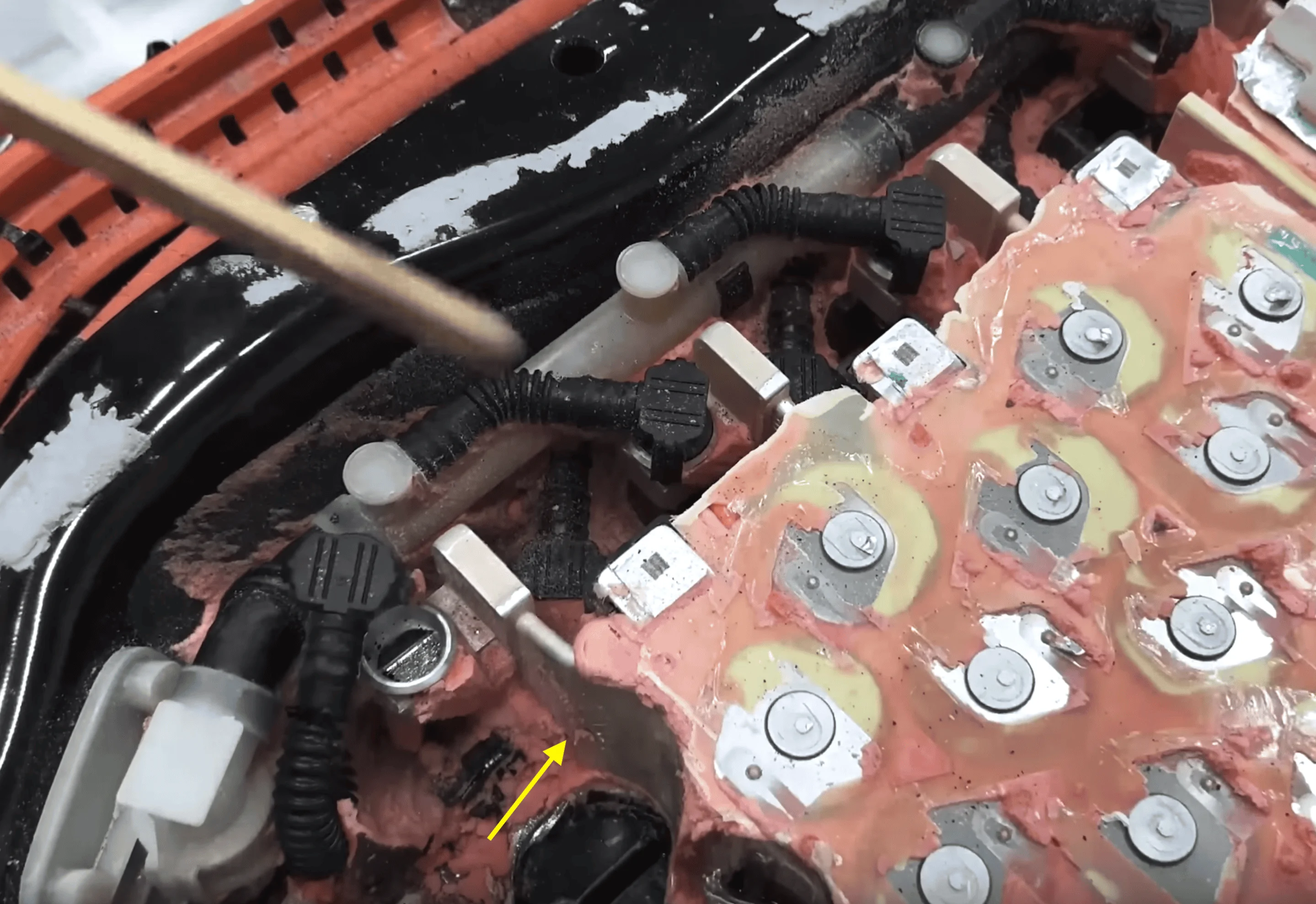 Tesla Cybertruck 4680 Structural Battery Pack explained - How does it work? ribbons