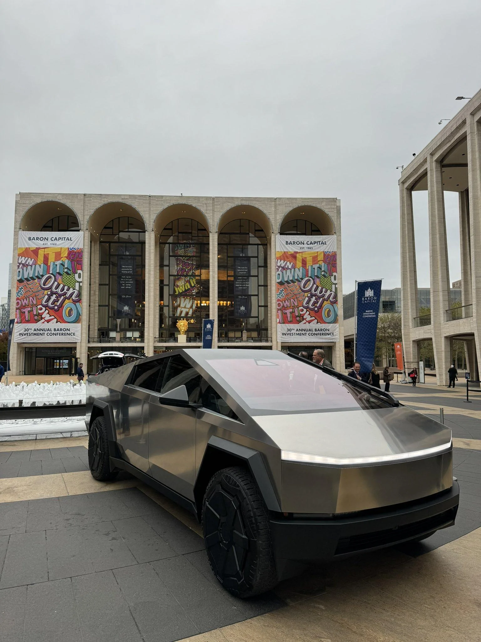 Tesla Cybertruck Cybertruck is in NYC @ Lincoln Center - 11/10/23 F-k-efUWAAAoVs3