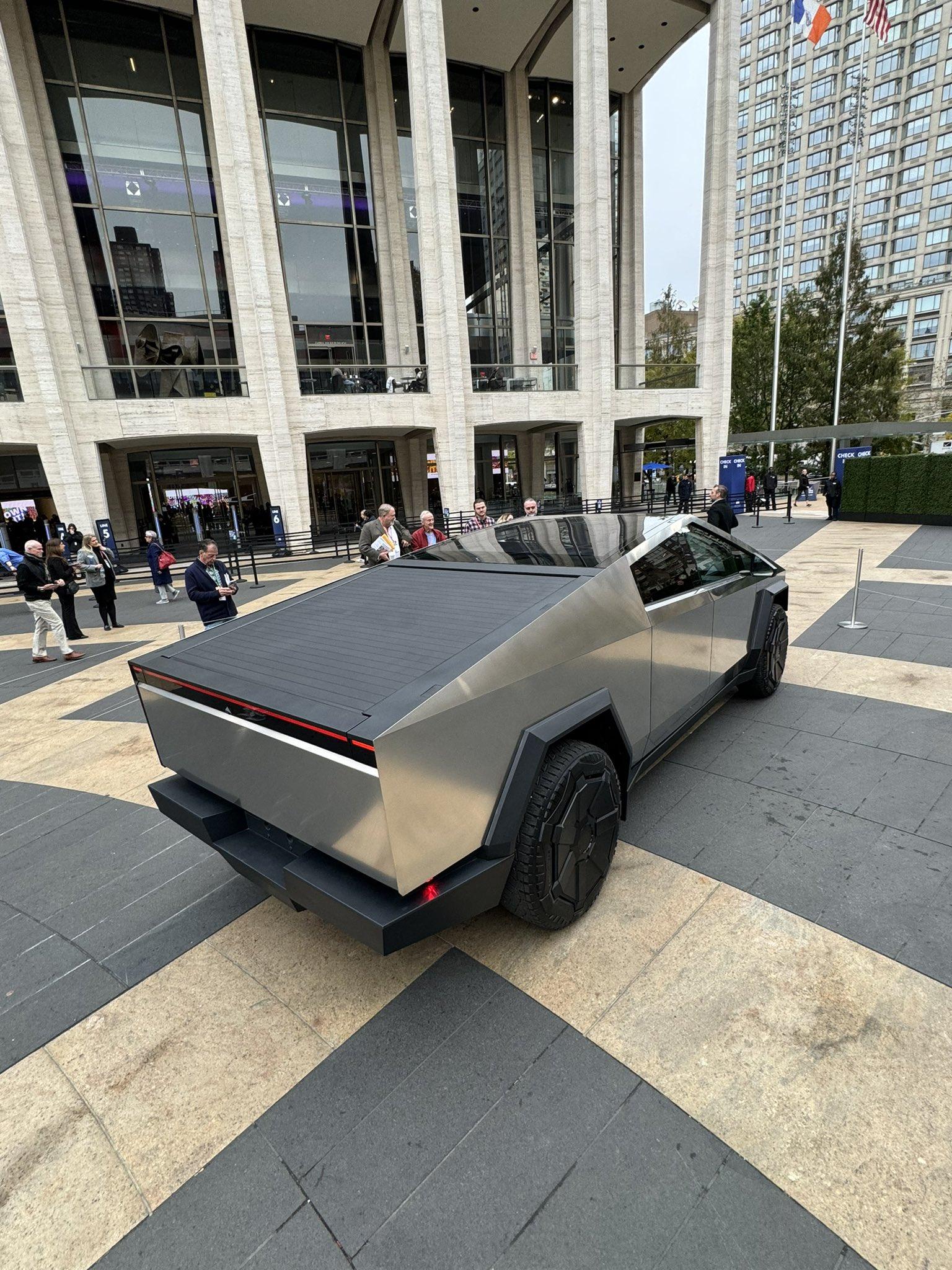 Tesla Cybertruck Cybertruck is in NYC @ Lincoln Center - 11/10/23 F-k-efTWUAEVLIy