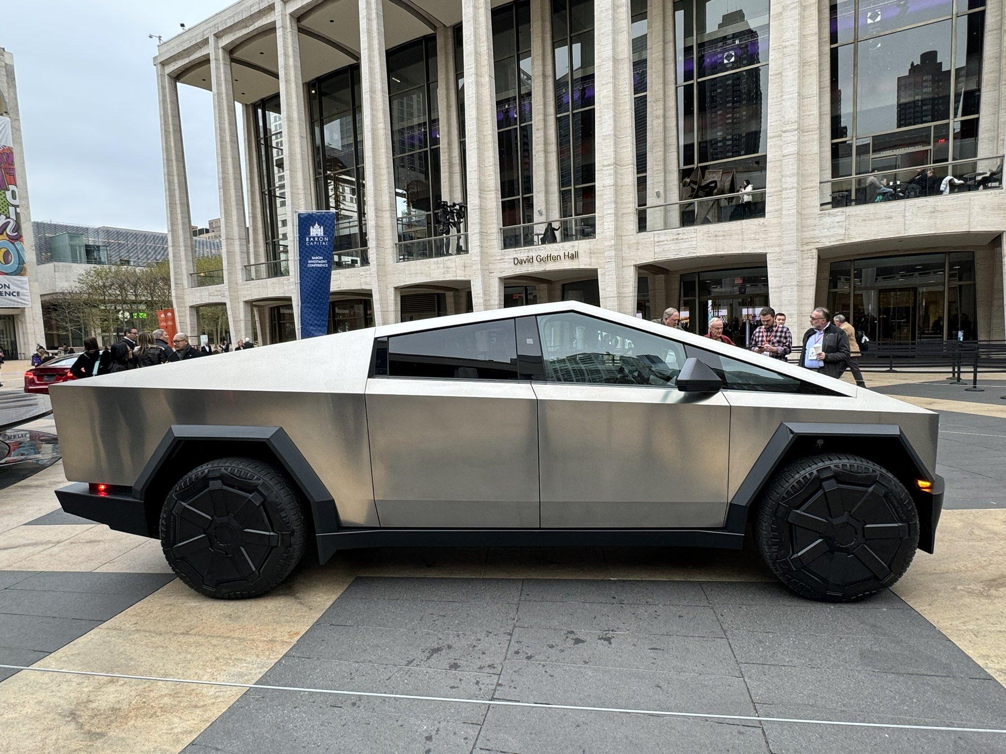 Tesla Cybertruck Cybertruck is in NYC @ Lincoln Center - 11/10/23 F-k-efUW4AAuwE0