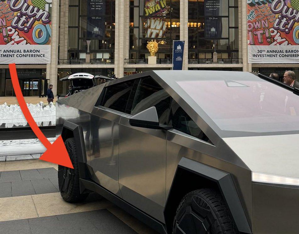 Tesla Cybertruck Cybertruck is in NYC @ Lincoln Center - 11/10/23 F-k-efUWAAAoVs3