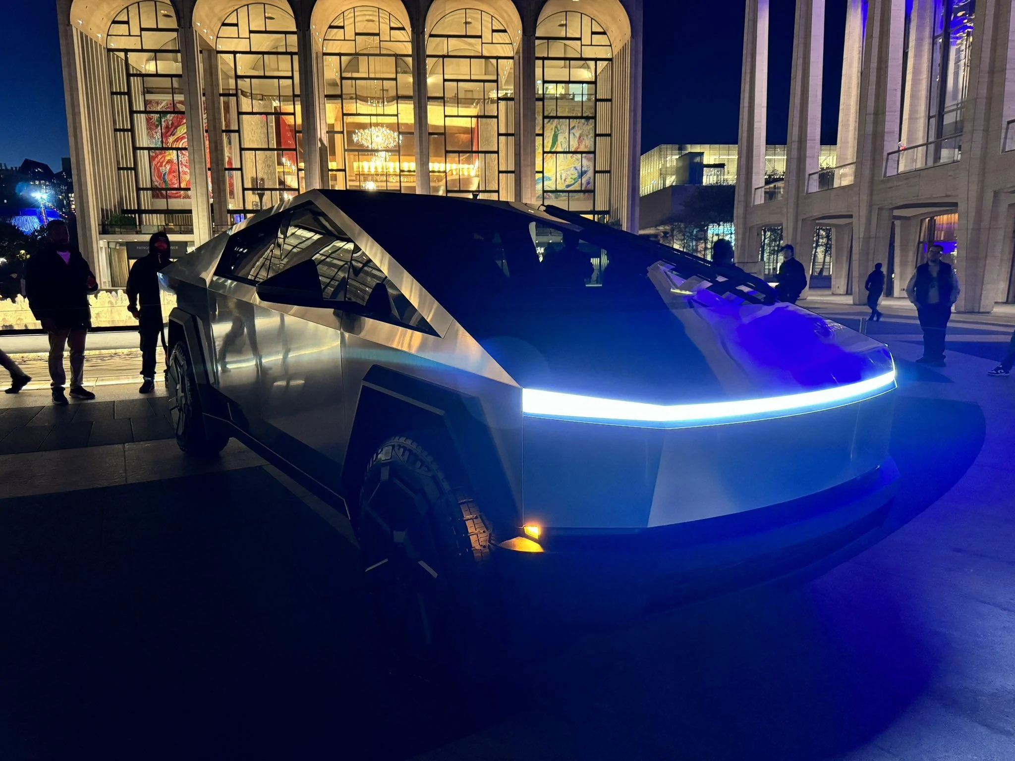 Tesla Cybertruck Cybertruck is in NYC @ Lincoln Center - 11/10/23 f-mzuogxaaad1ge-jpeg